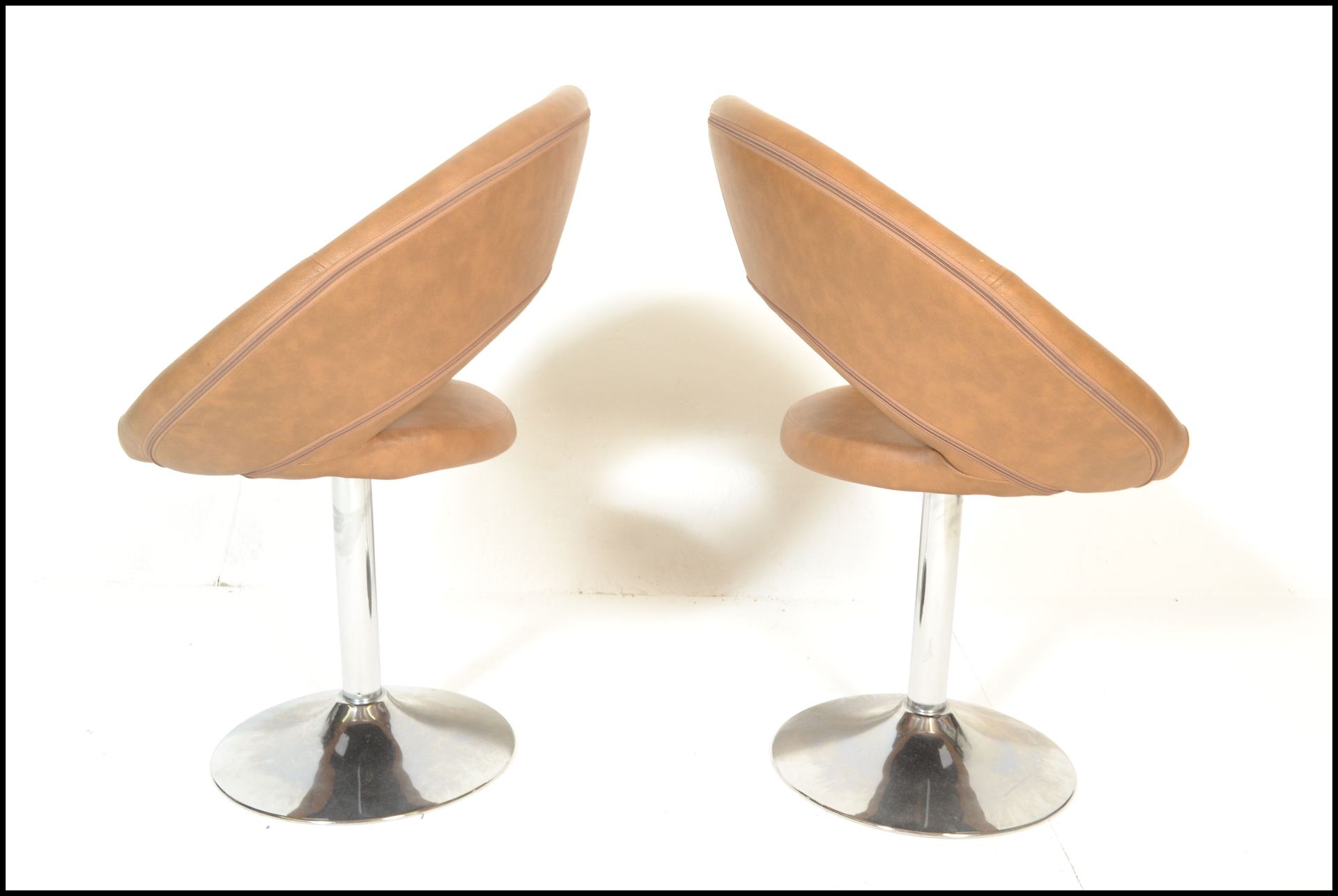 A pair of contemporary modernist satellite style swivel chairs raised on central chromed columns - Bild 4 aus 5