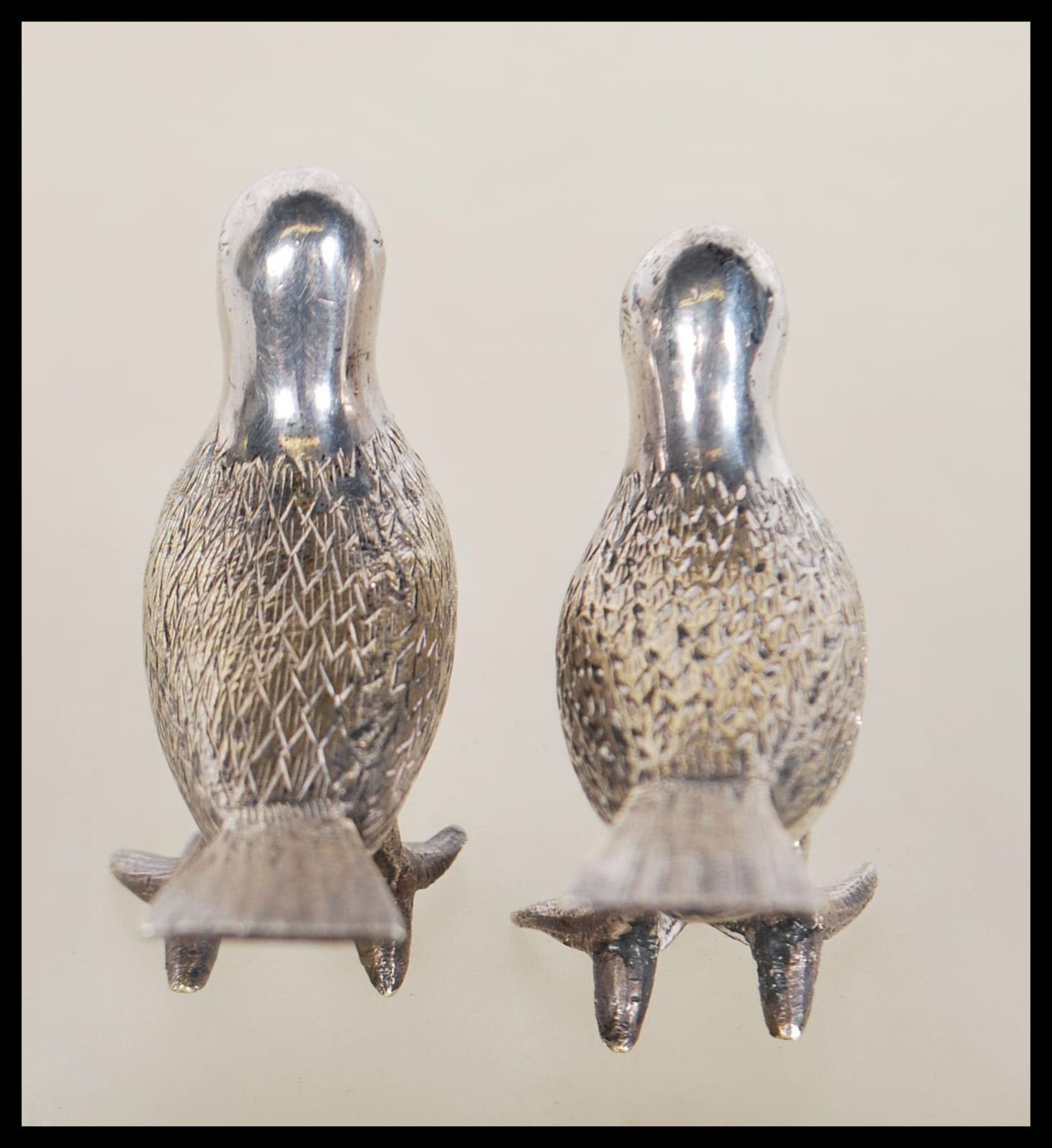 A pair of silver white metal salt and pepper condiments in the form of birds having engraved - Bild 3 aus 5