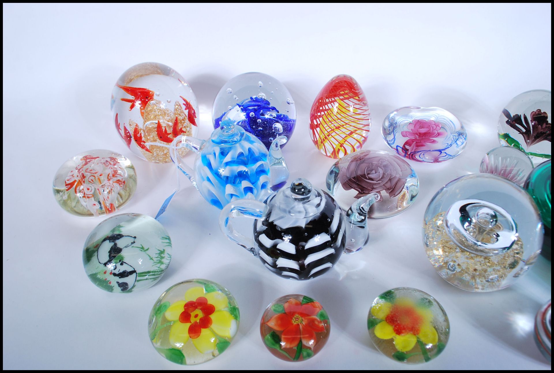 A good collection of 20th Century glass paperweights to include various controlled bubble and - Bild 3 aus 6