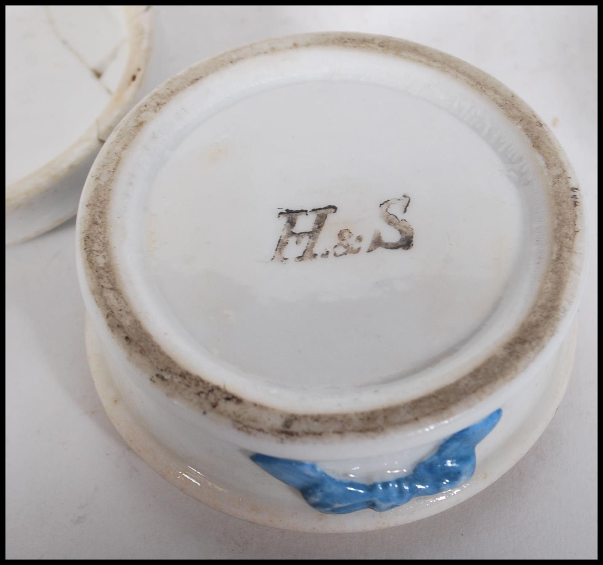 A Georgian enamel hinged snuff pot, the top of the lid depicting the face and notation for The - Bild 5 aus 7