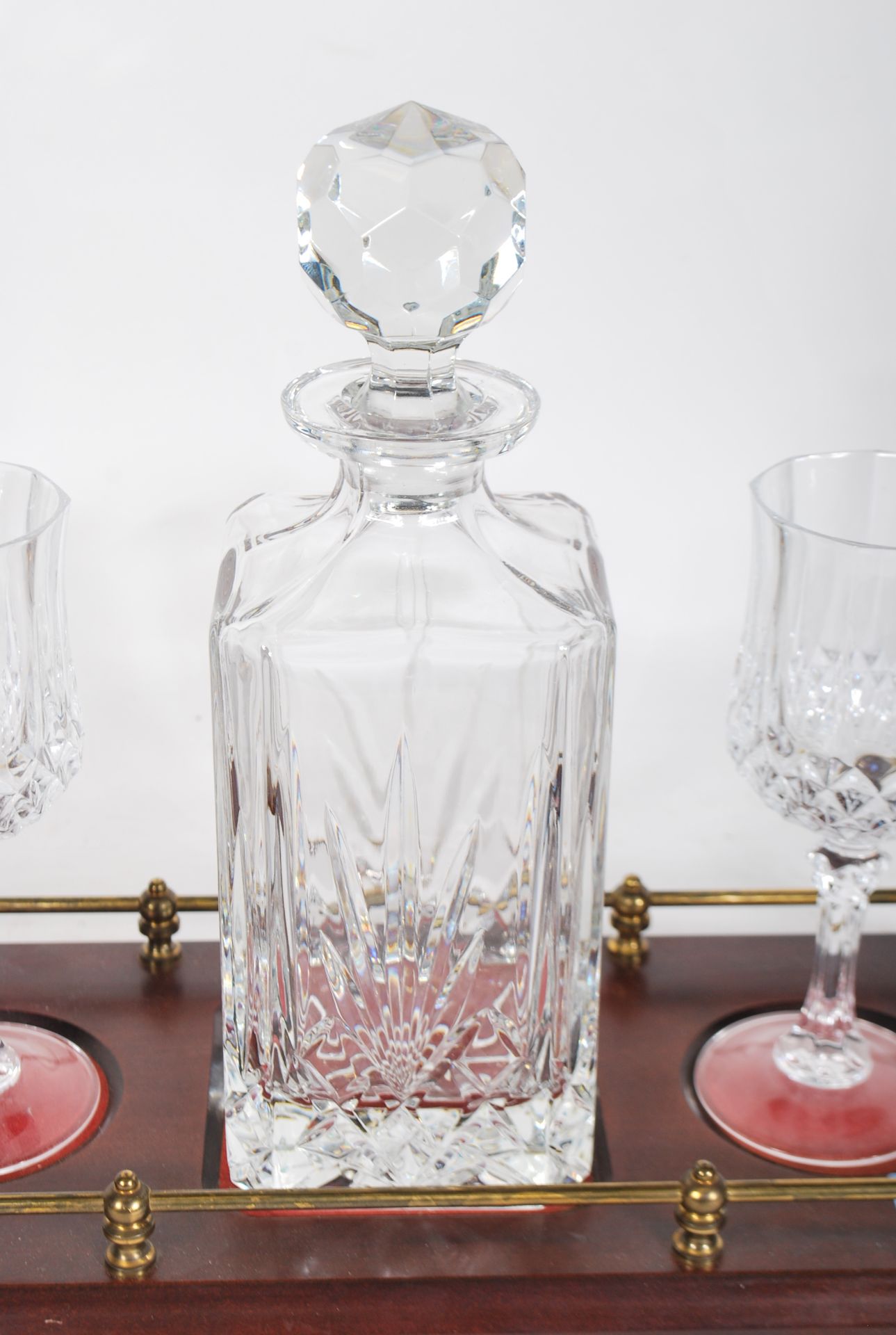A 20th Century cut glass crystal decanter and glass tantalus set, the set to include decanter with - Bild 4 aus 5