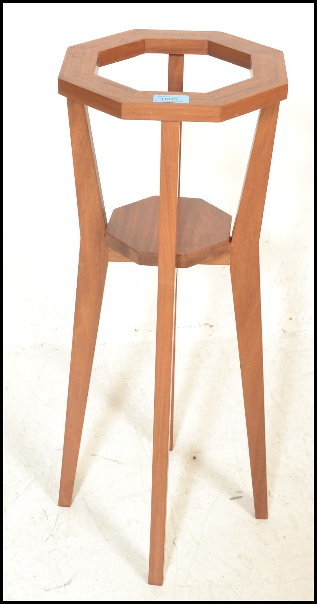 A mid 20th Century retro teak wood plant stand of octagonal form raised on four splayed tapering - Bild 4 aus 4