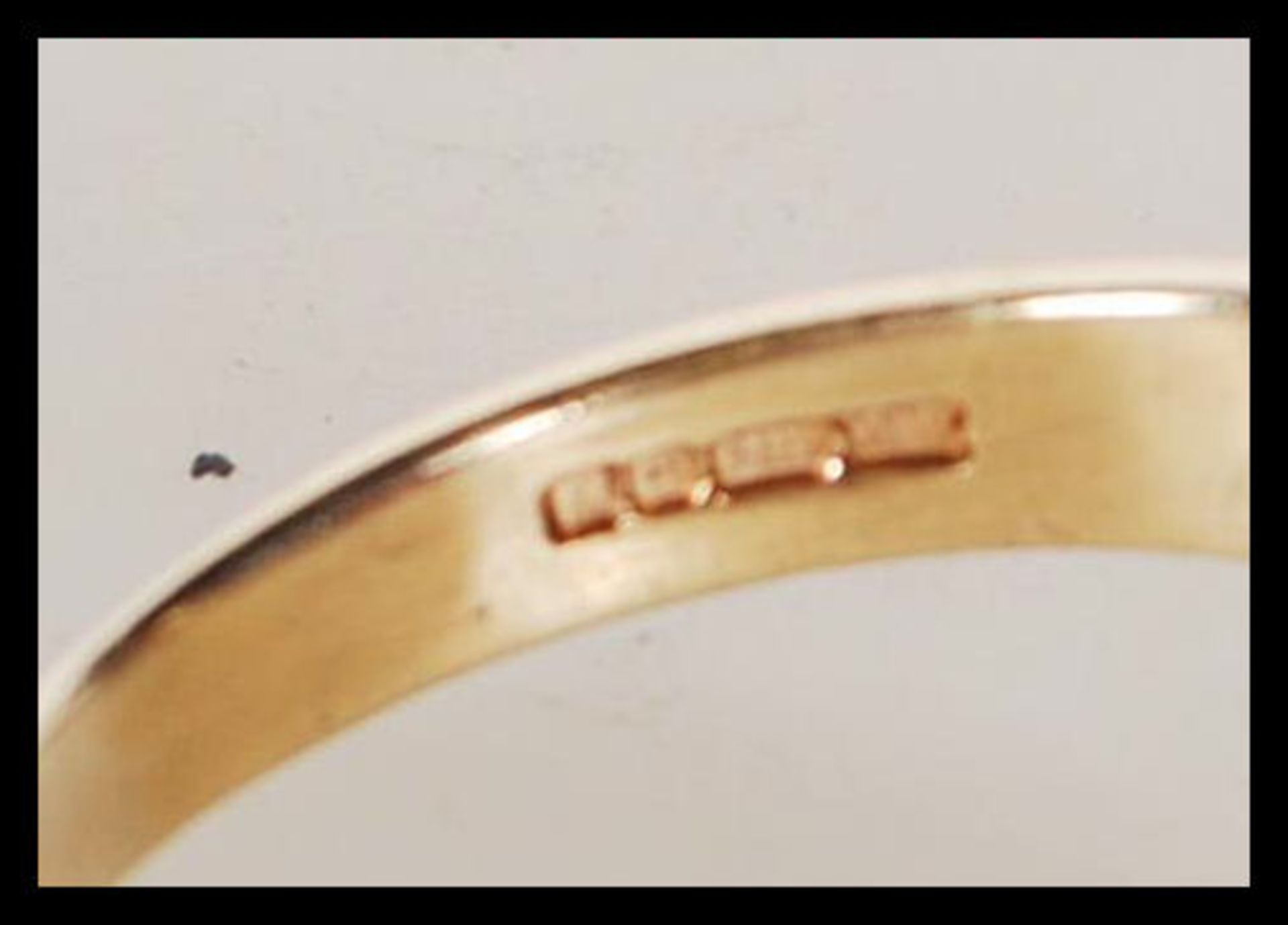 A hallmarked 9ct gold ring claw set with a rectangular cut red stone with reeded shoulders. - Bild 5 aus 5