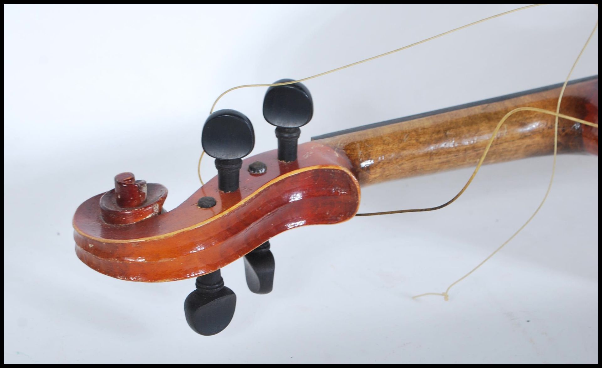 A 20th Century Violin musical instrument having a one piece maple back with spruce front. Ebonised - Bild 13 aus 14