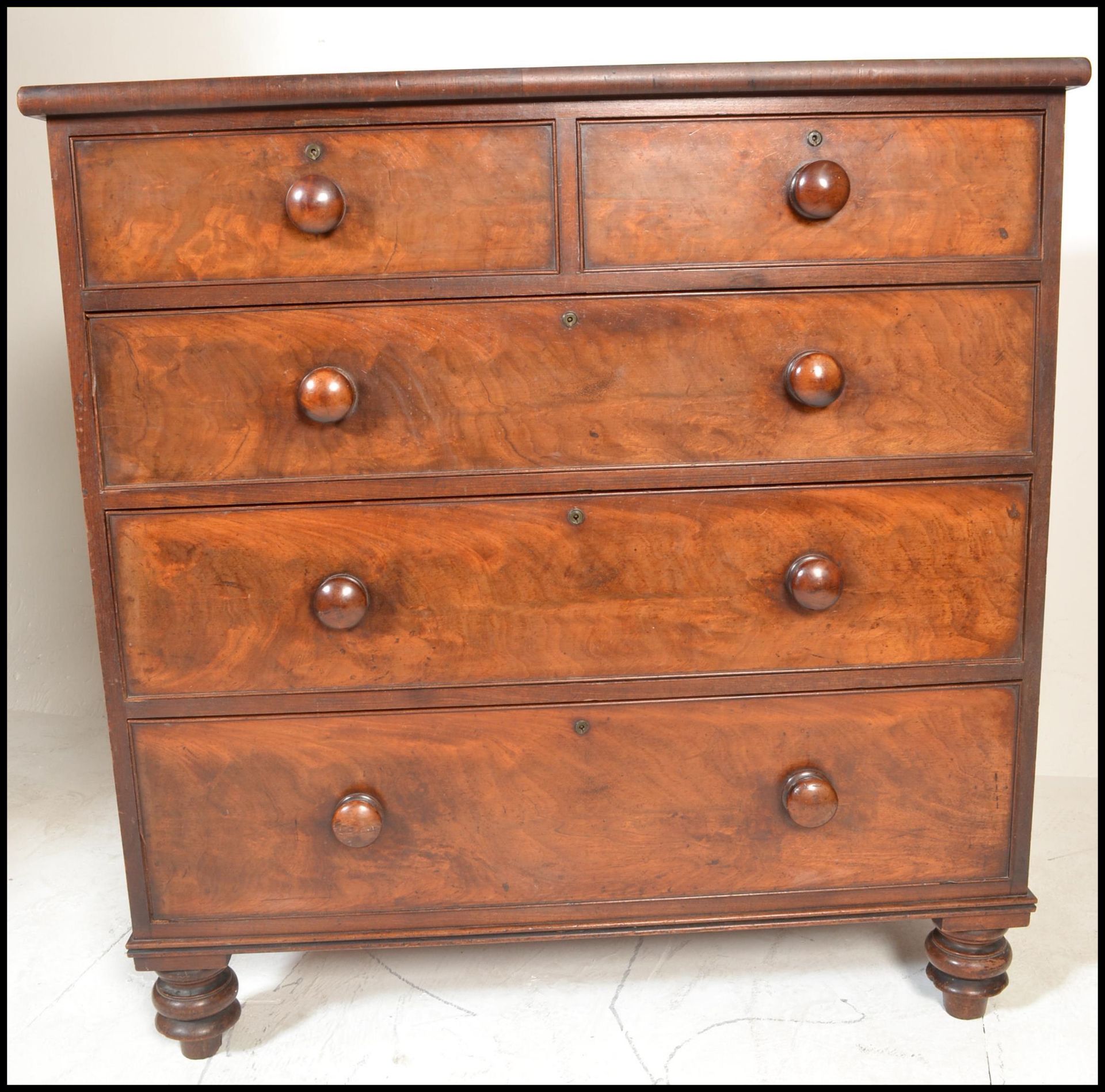 A 19th Century Victorian mahogany chest of drawers, flared top above two short drawers over three - Bild 5 aus 7