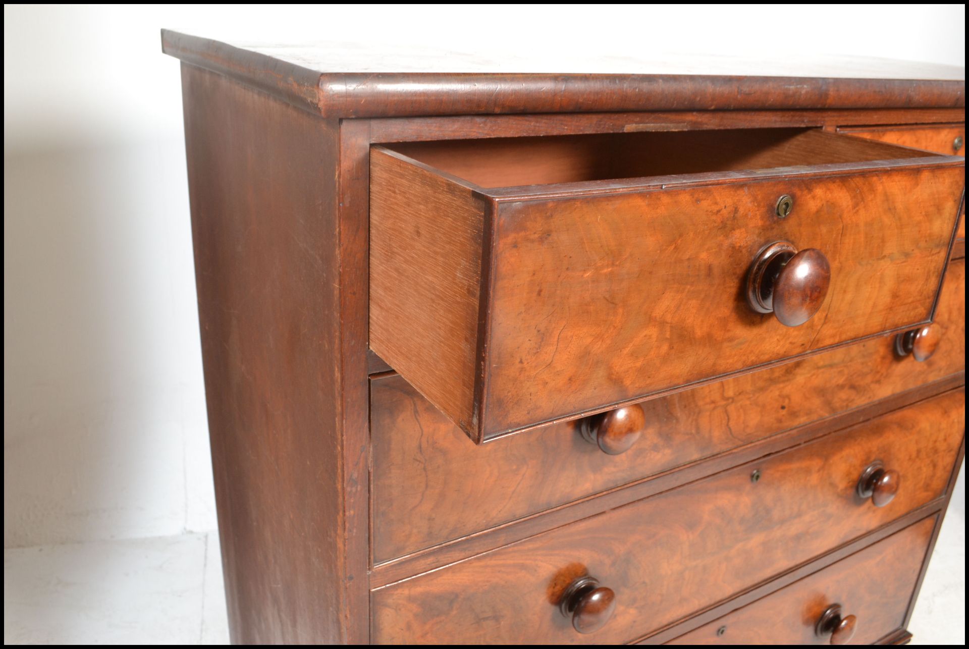 A 19th Century Victorian mahogany chest of drawers, flared top above two short drawers over three - Bild 3 aus 7