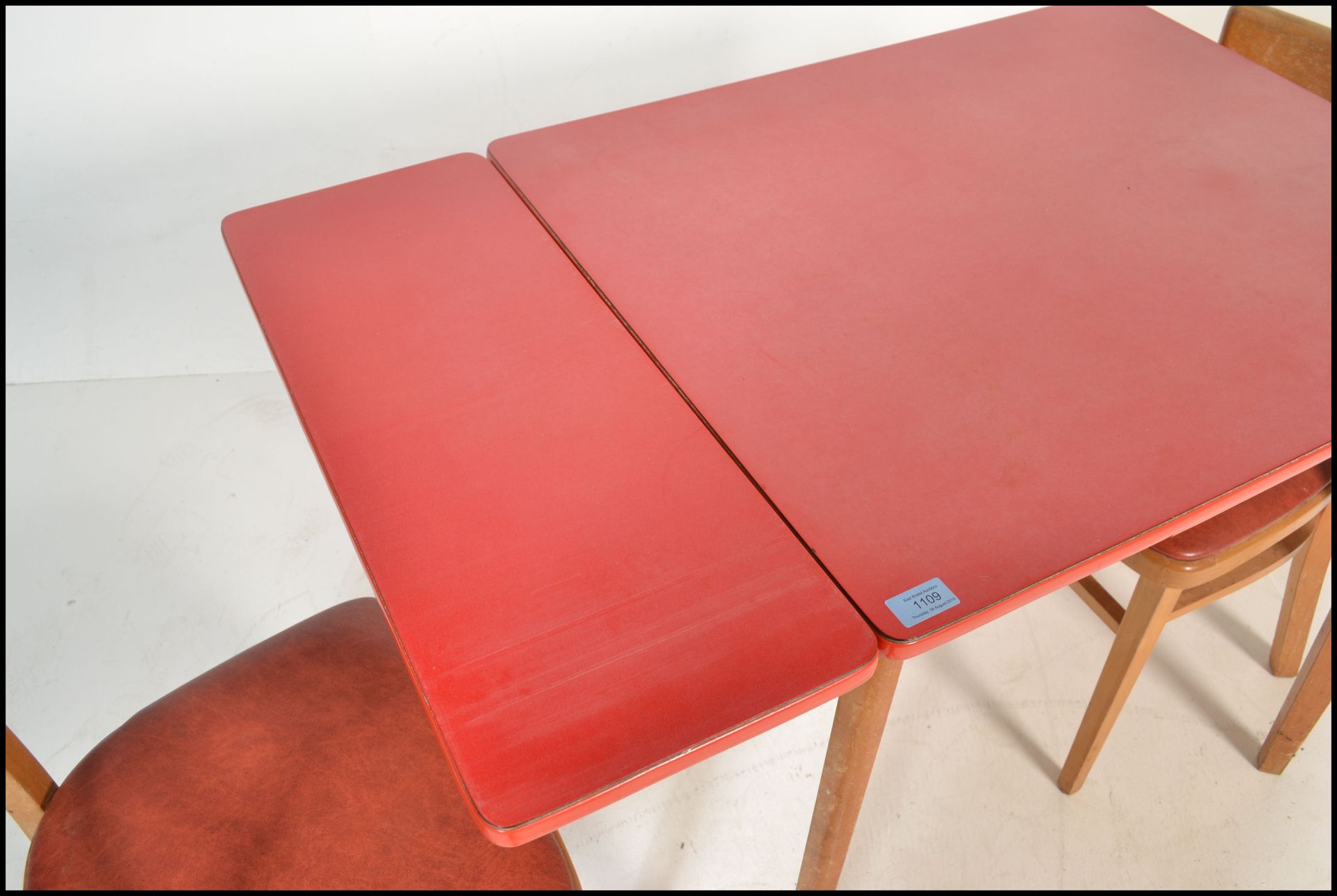 A retro mid century 1950's red formica and beech wood draw leaf dining table. The red formica top - Bild 4 aus 5