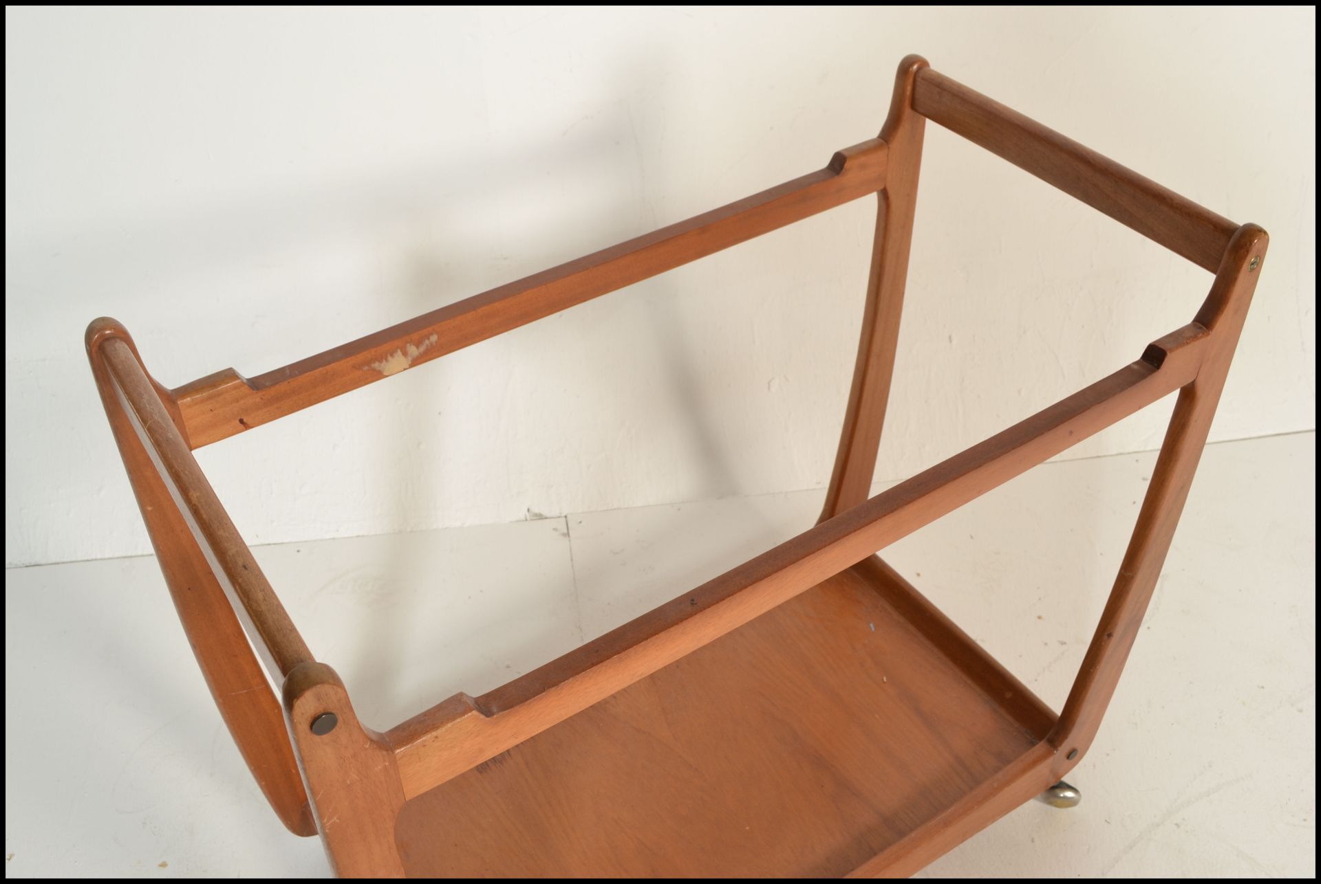 A mid 20th Century retro teak wood two tier cocktail / tea trolley raised on ball castors with - Bild 5 aus 5