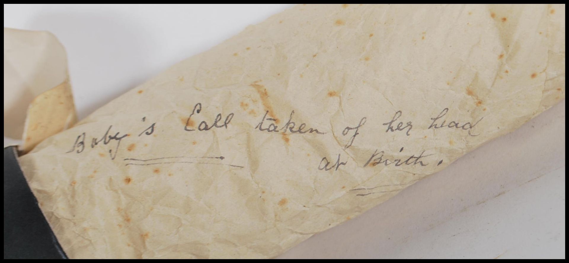 An infant's caul / amniotic sack wrapped in paper, labelled ' Caul of Dorothy Gee'. - Bild 6 aus 6