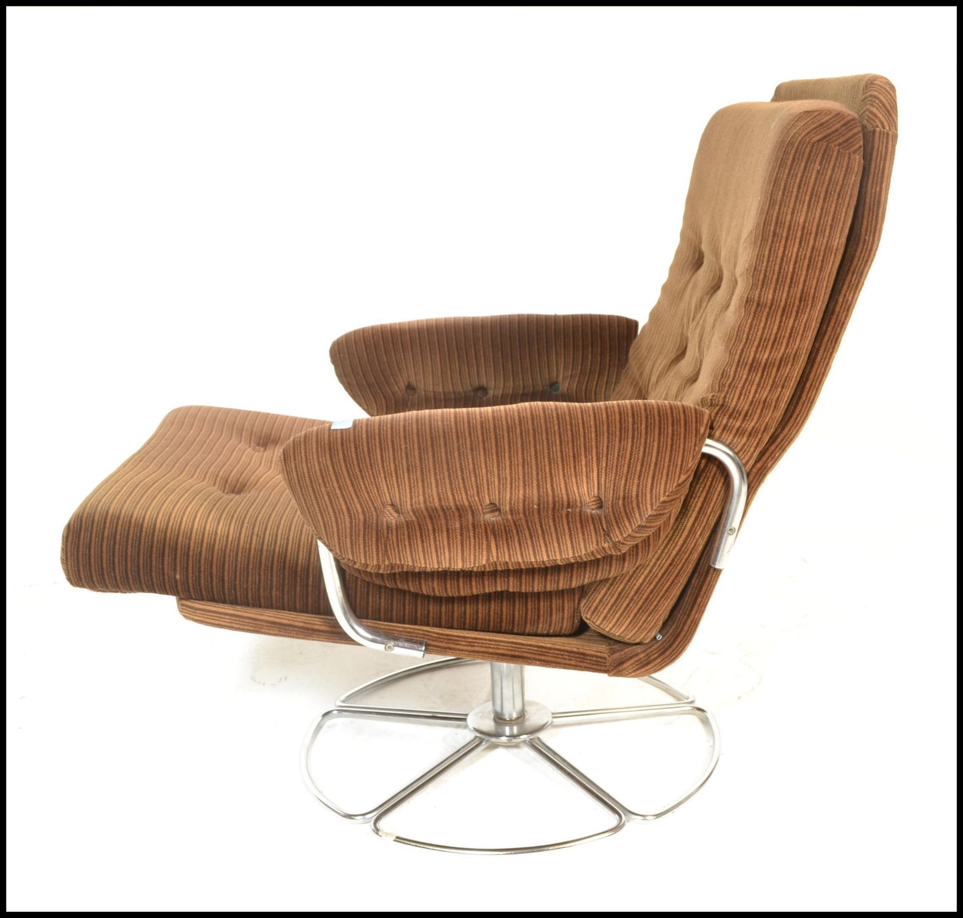 A mid century retro Danish influenced swivel easy armchair being upholstered in the original - Bild 4 aus 6