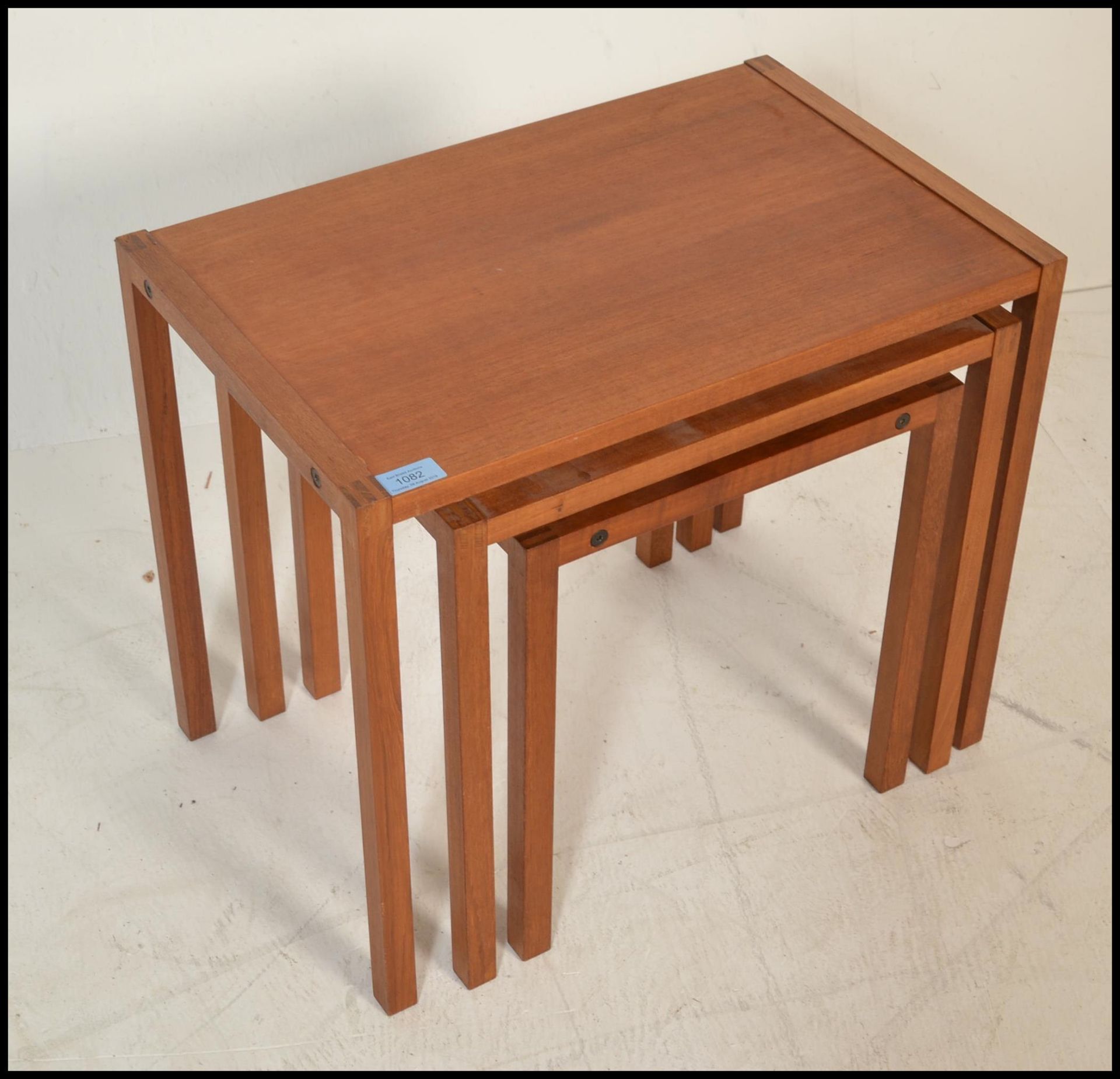 A 20th century retro vintage teak wood nest of tables of simple form with exposed finger joints to - Bild 2 aus 4