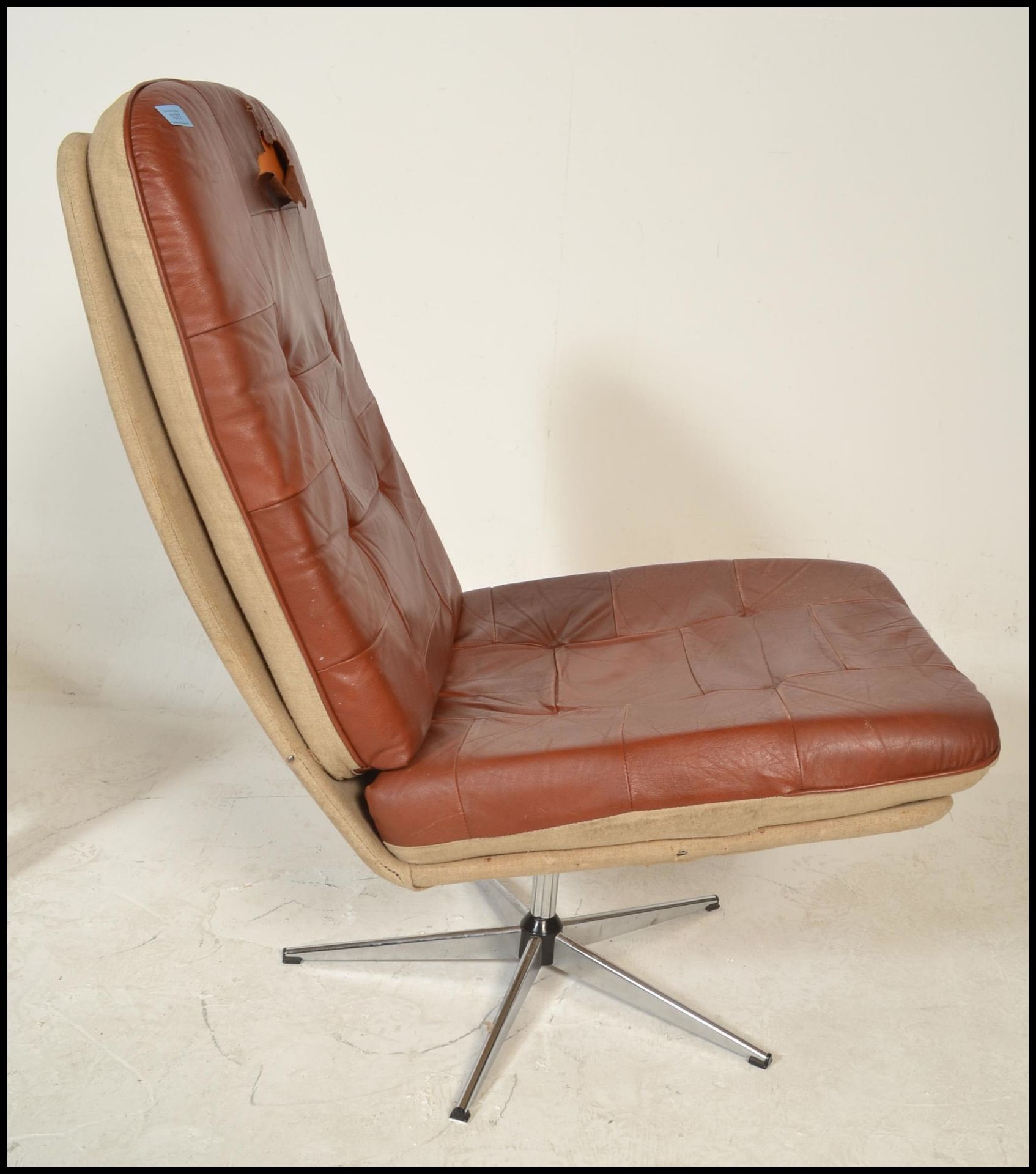 A mid century Danish oxblood leather swivel armchair being raised on a five point chrome base - Bild 5 aus 5