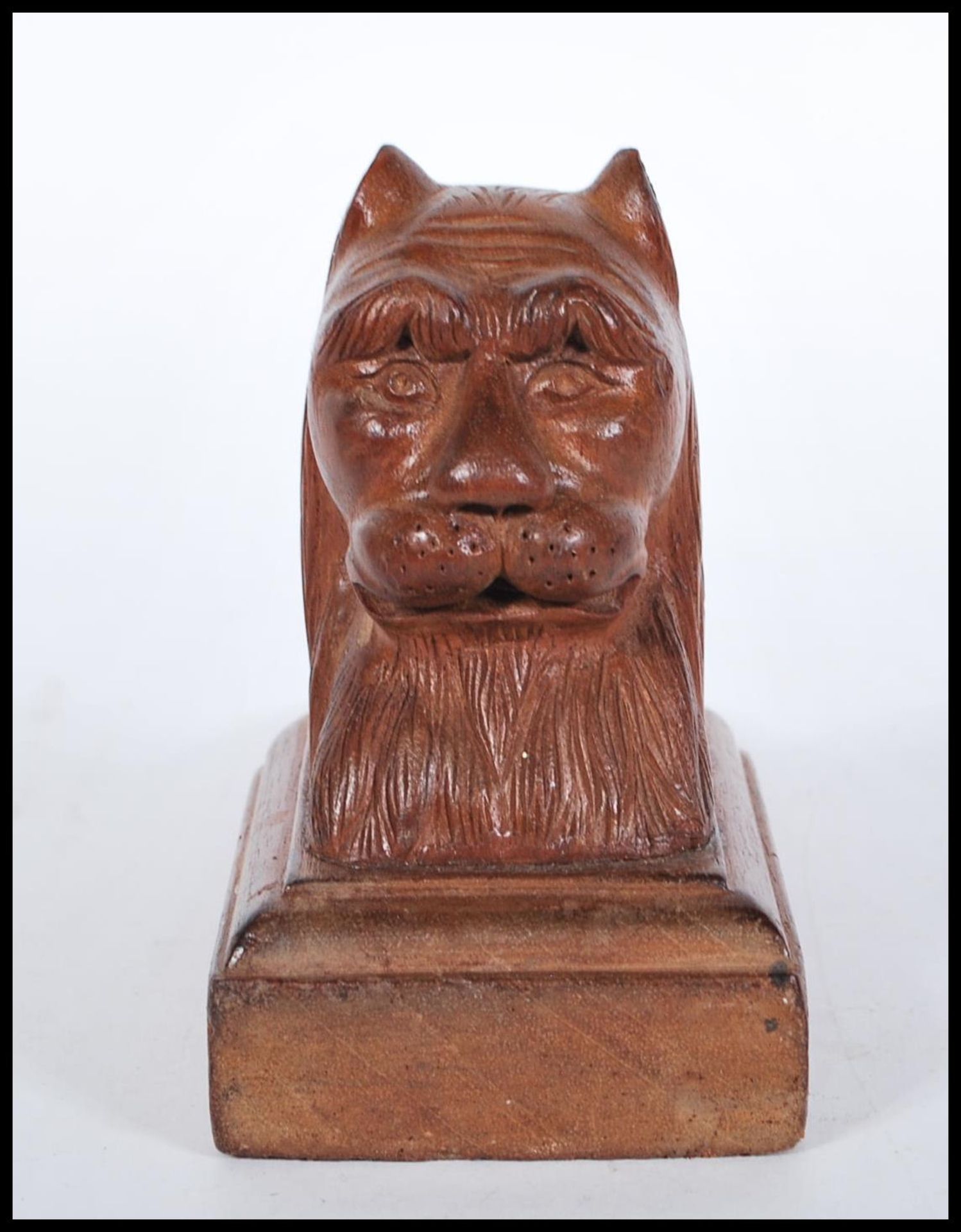 A 20th Century carved wooden door stop in the form of a seated lion. Measures 10 cm x 9 cm. - Bild 2 aus 6