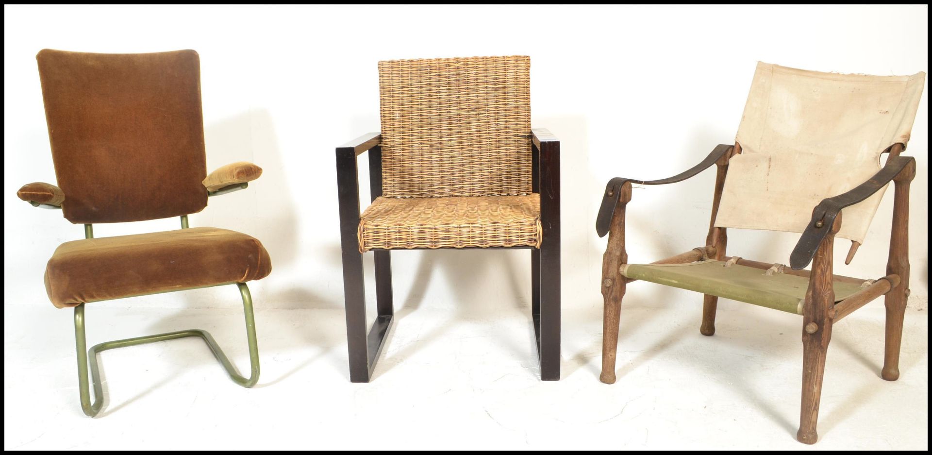 A vintage mid century Safari Chair designed and in the manner of Kaare Klint. The wooden framed - Bild 2 aus 9