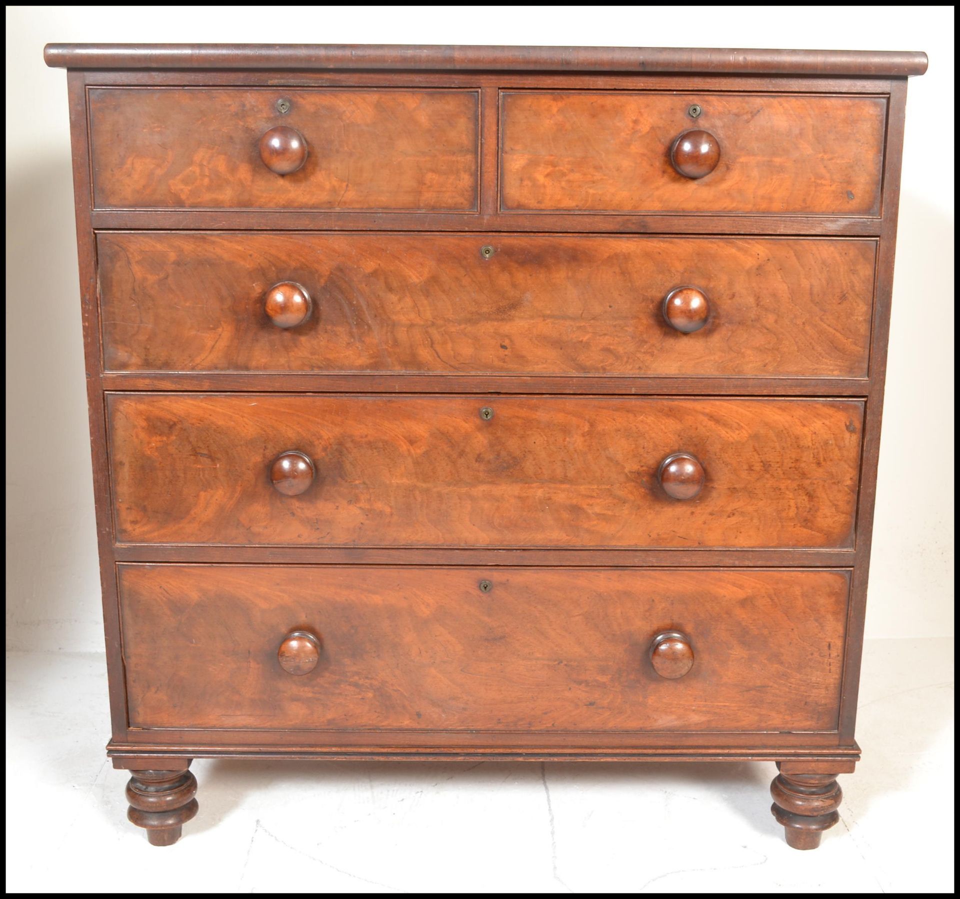 A 19th Century Victorian mahogany chest of drawers, flared top above two short drawers over three - Bild 6 aus 7