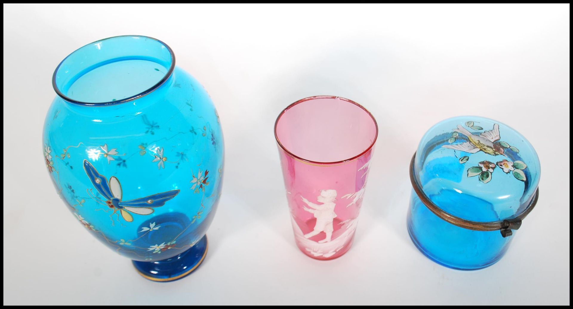Three pieces of 19th Century Victorian glass to include a small blue glass vase hand decorated - Bild 5 aus 5