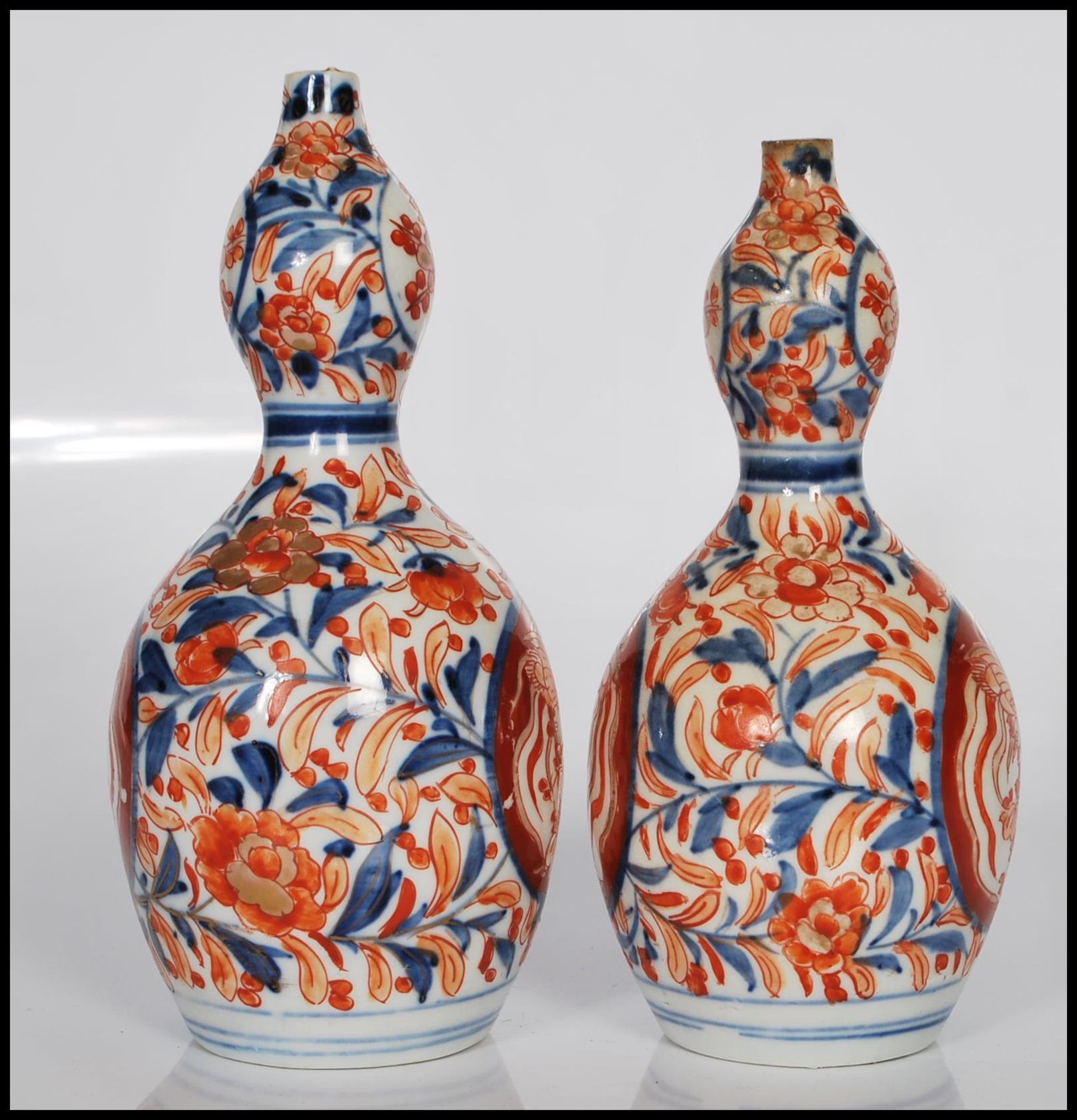 A pair of 19th Century Imari red, blue and white Japanese double gourd vases, having floral - Bild 2 aus 6