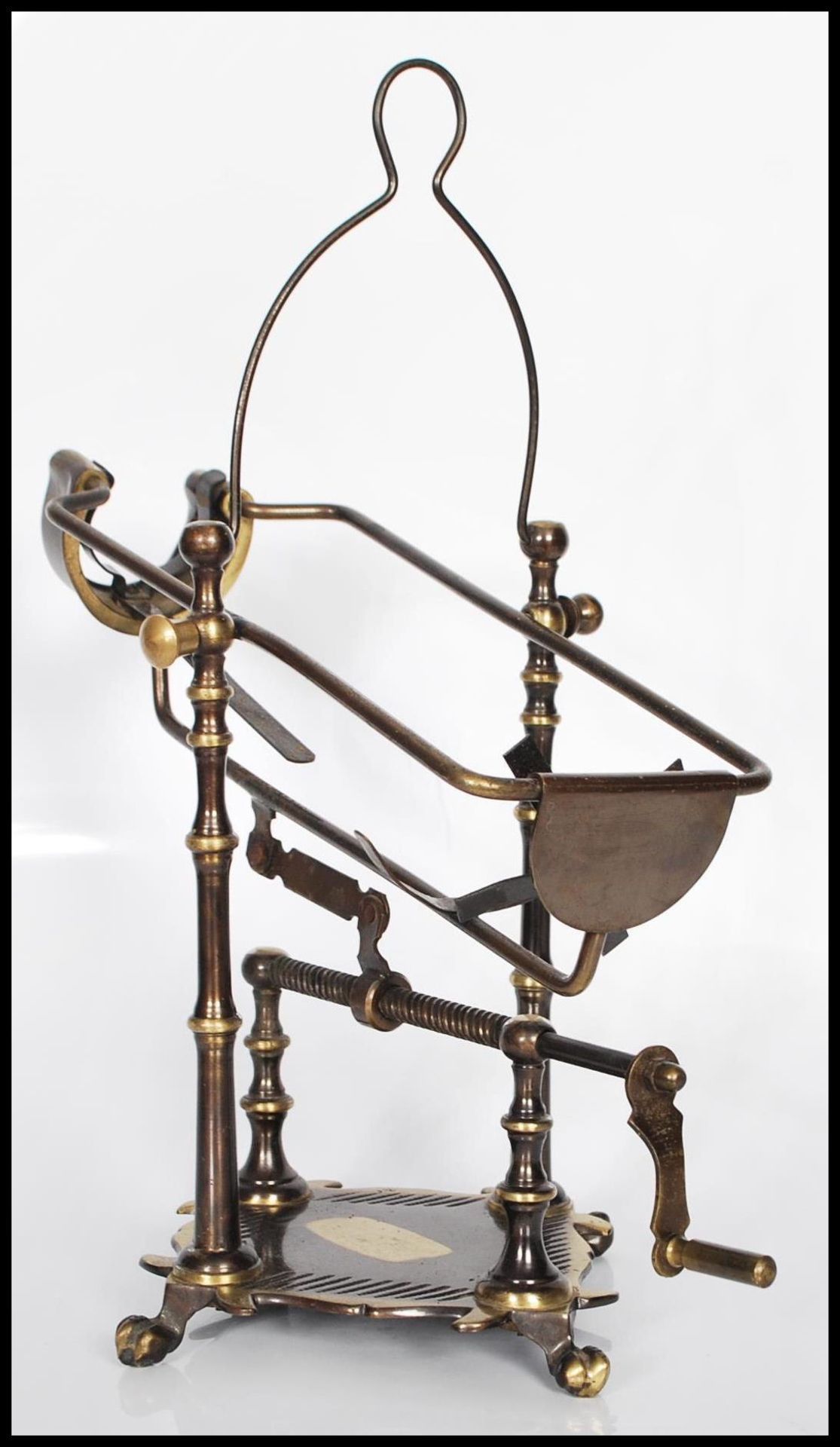 A brass adjustable wine holder/pourer raised on pad paw feet with carrying handle atop. Screw-thread - Bild 2 aus 4