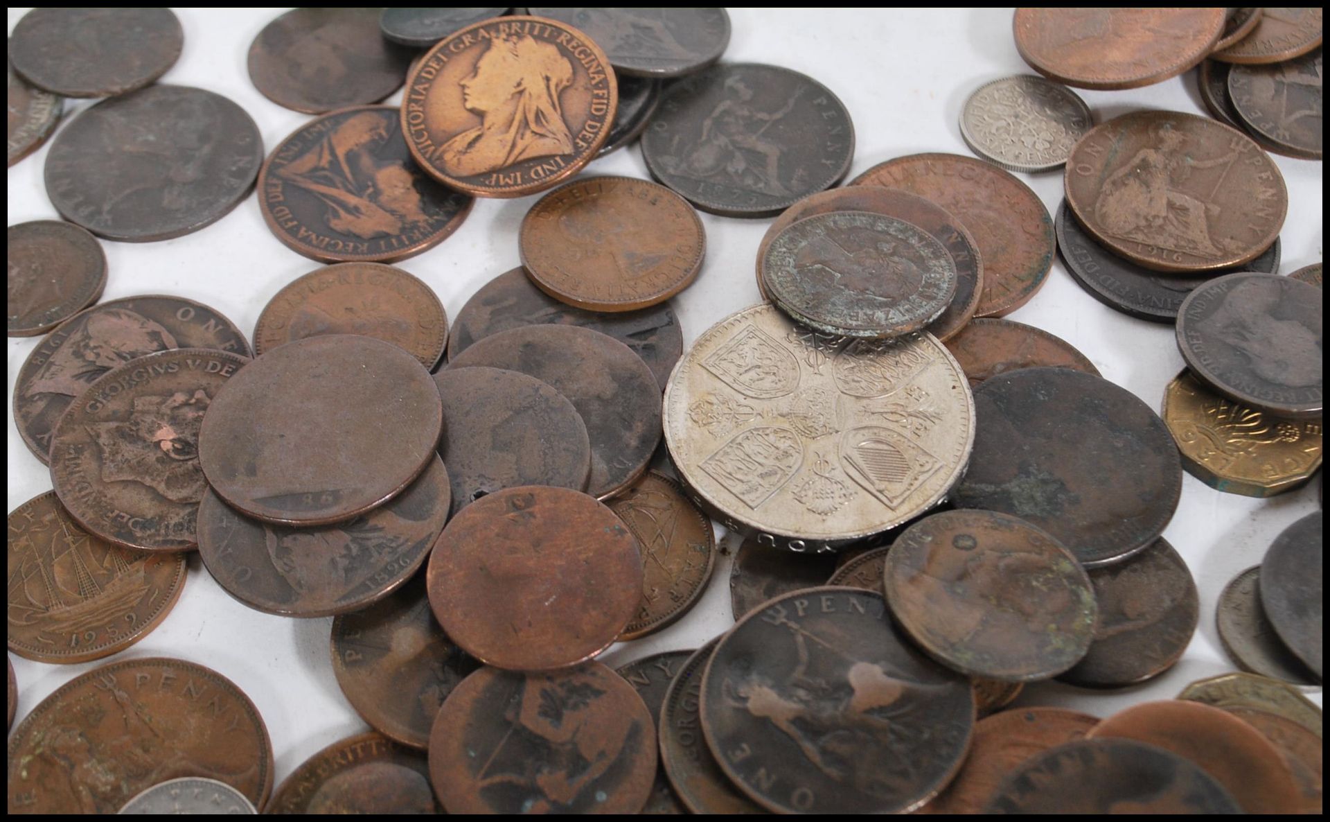 A collection of coins to include a group of copper coins dating from the 19th Century onwards, a - Bild 5 aus 11