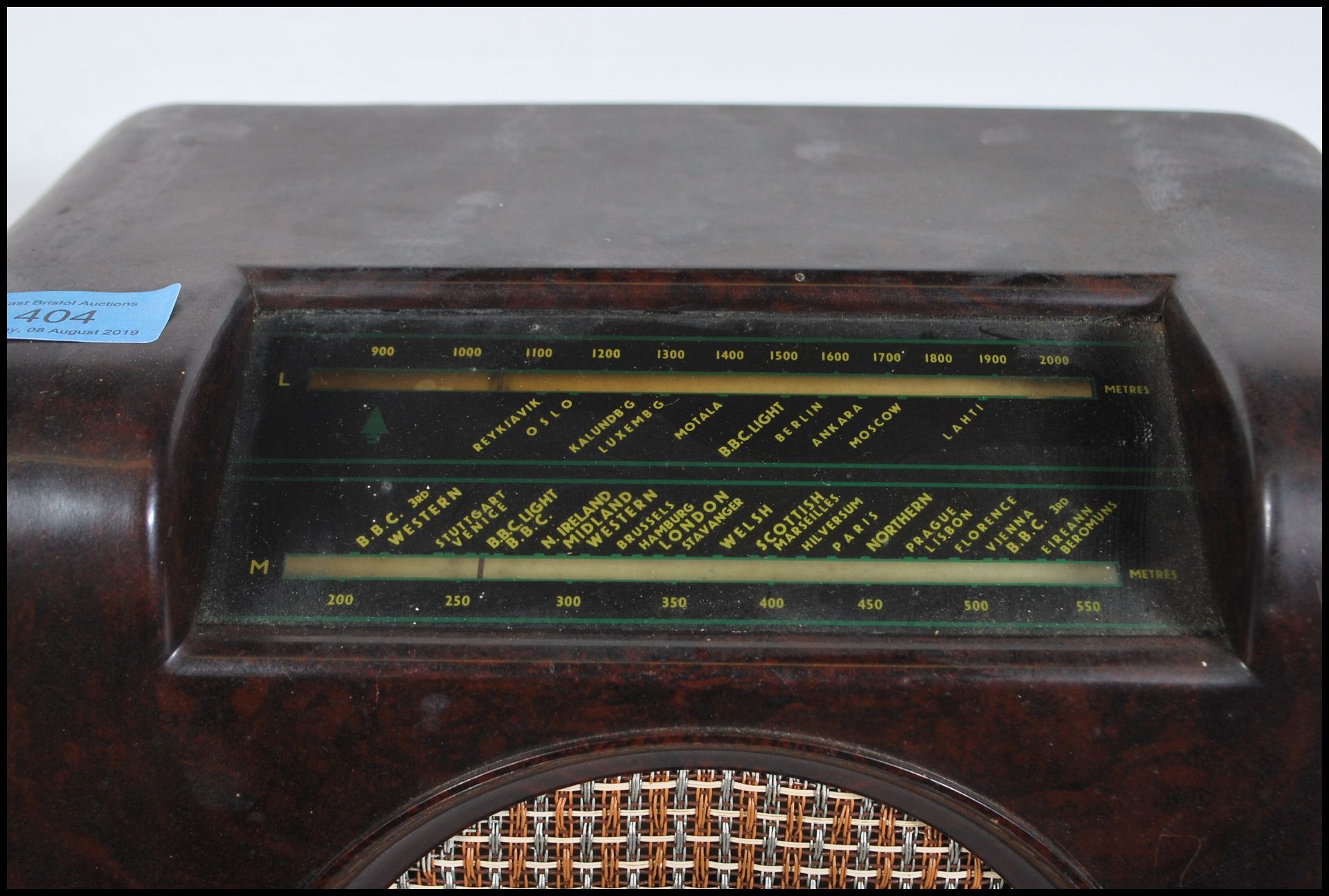 A vintage 1940's bakelite Bush radio type DAC. 90. having central round speaker with tuning and - Bild 3 aus 4
