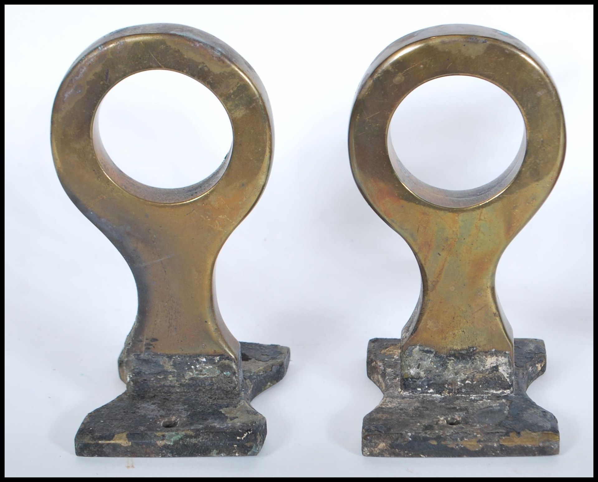 A small group of vintage brass brackets to include two carriage lantern holders, adjustable wall - Bild 2 aus 4
