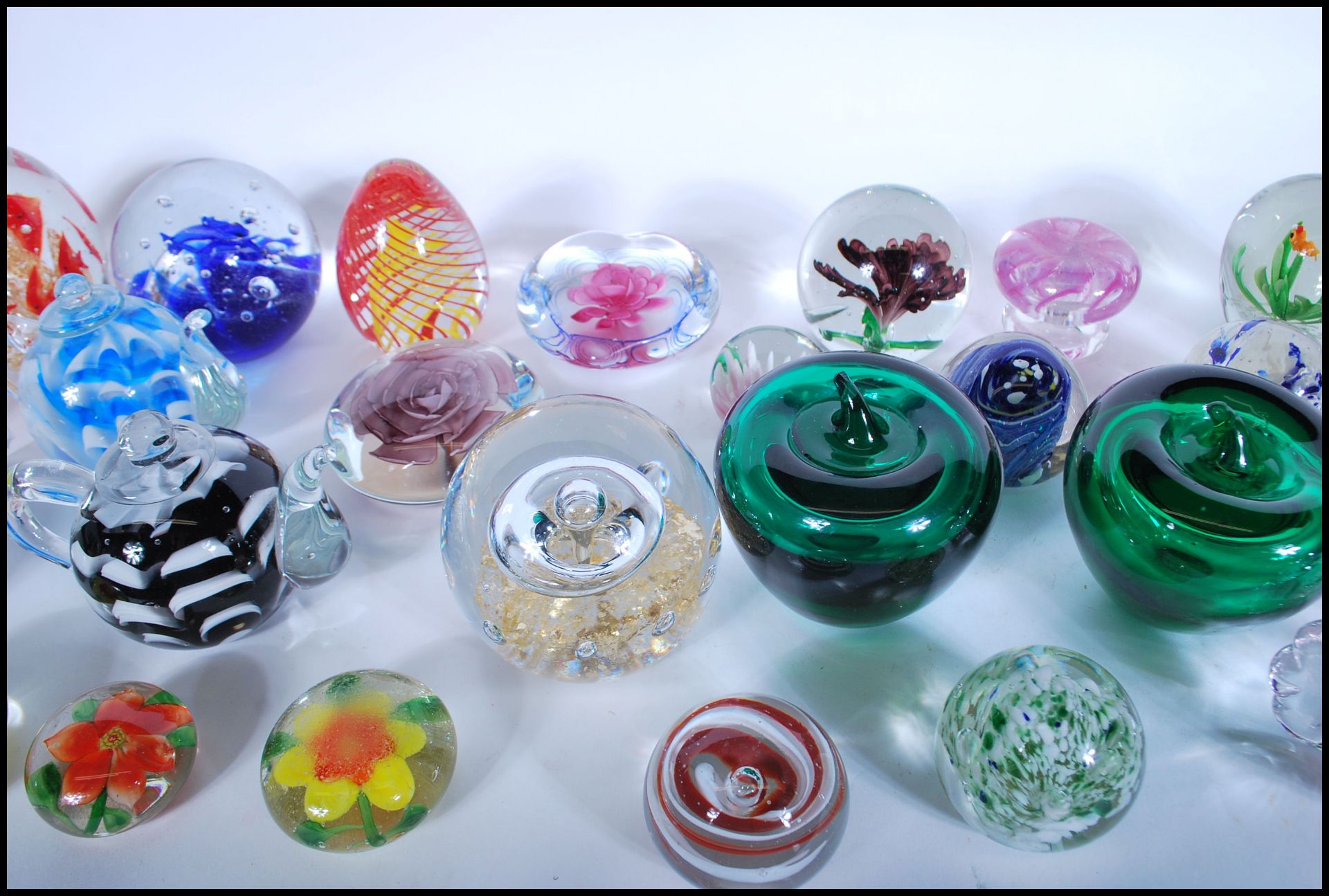 A good collection of 20th Century glass paperweights to include various controlled bubble and - Bild 4 aus 6