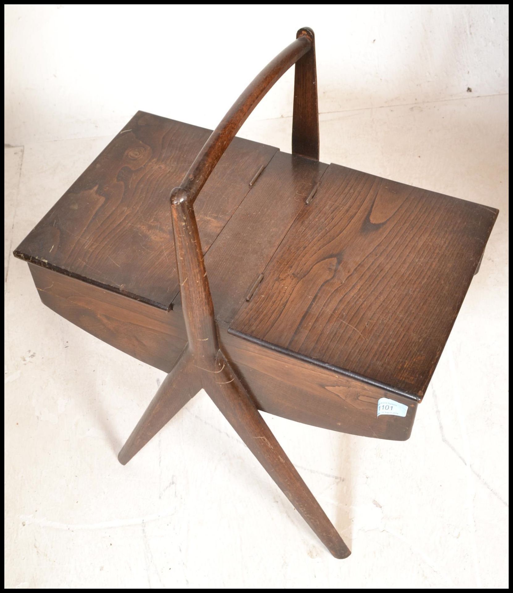 A vintage 20th Century wooden sewing box raised central angular legs with domed handle to the top - Bild 4 aus 5