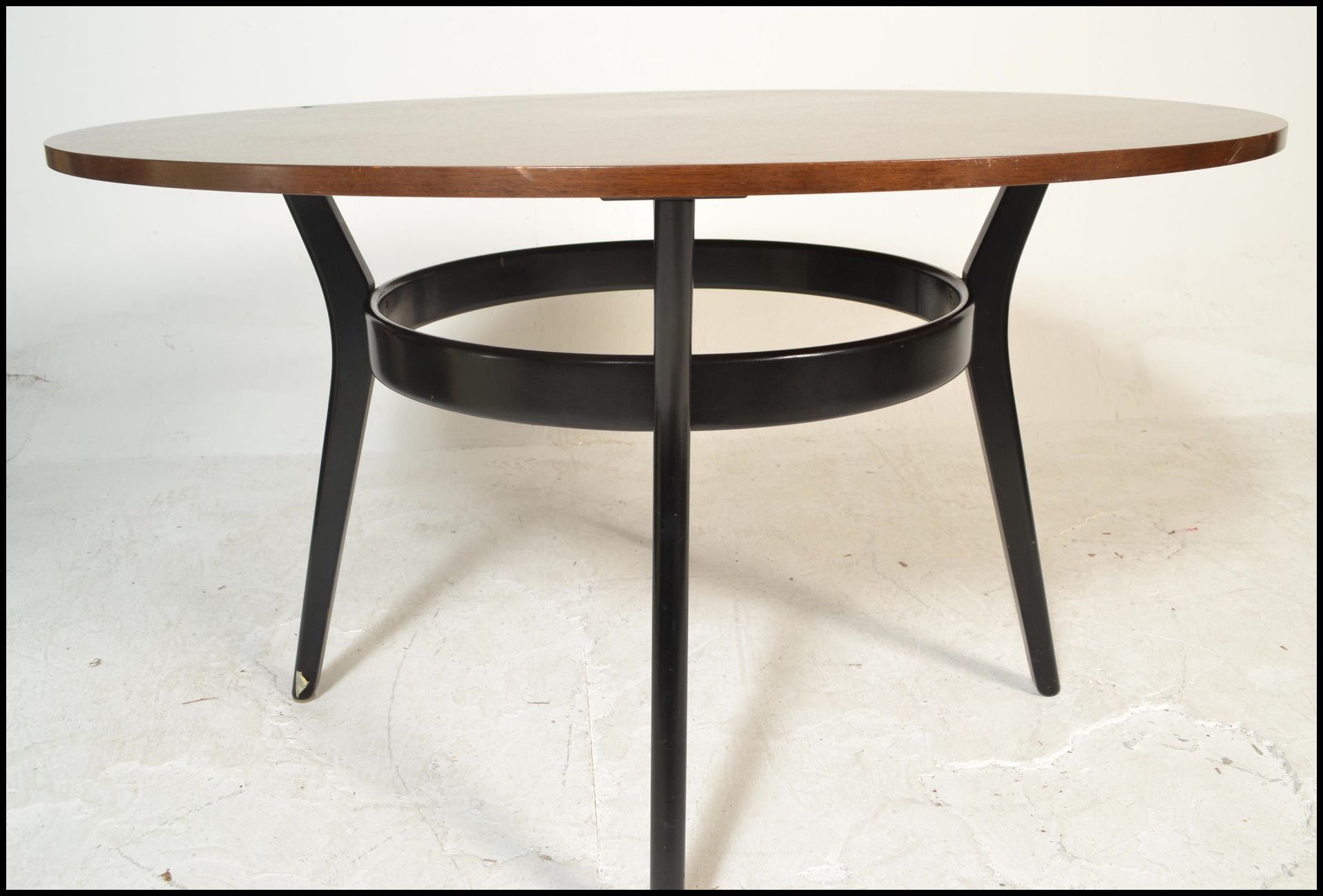 A 20th Century vintage teak wood and ebonised circular dining table  of sputnik / atomic form having - Bild 5 aus 7