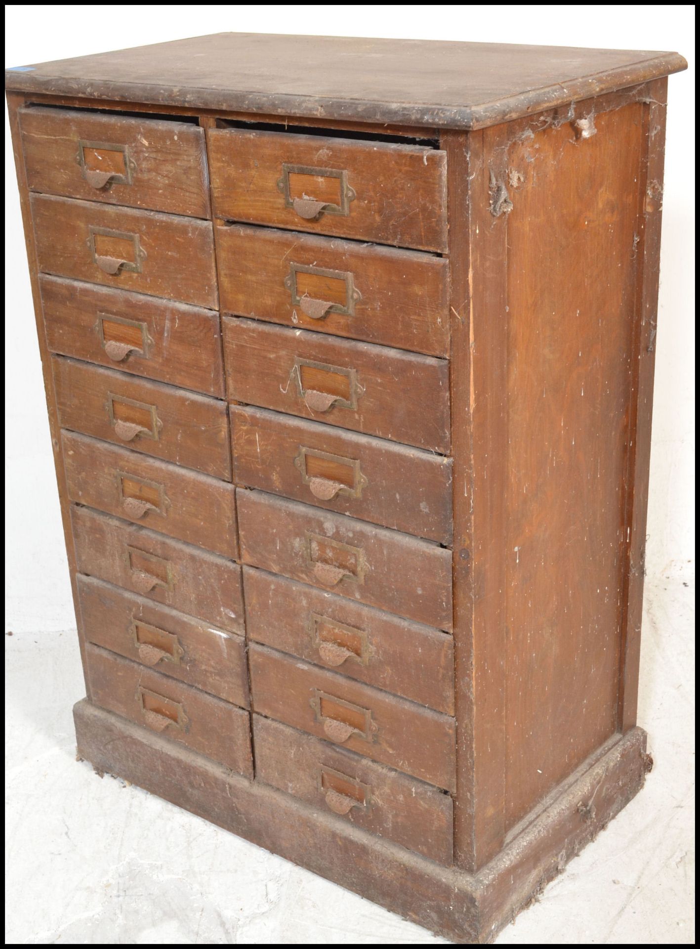 A 20th Century Industrial pine multi drawer tool chest / filing cabinet consisting of sixteen - Bild 5 aus 6