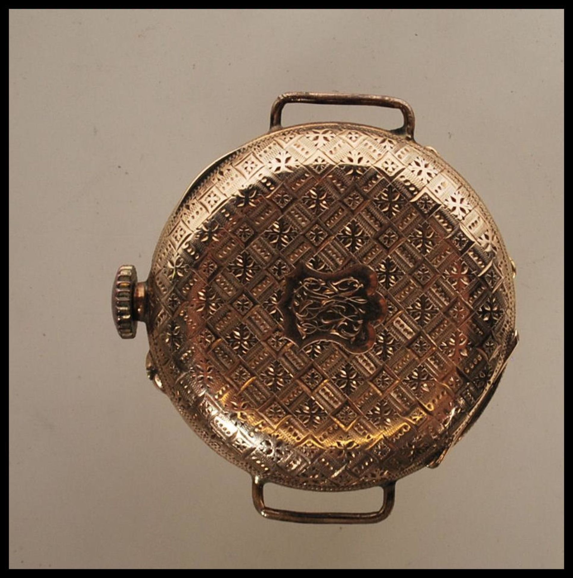 A marked 14ct gold wrist watch having chase decoration to front and verso with central monogrammed - Bild 2 aus 8