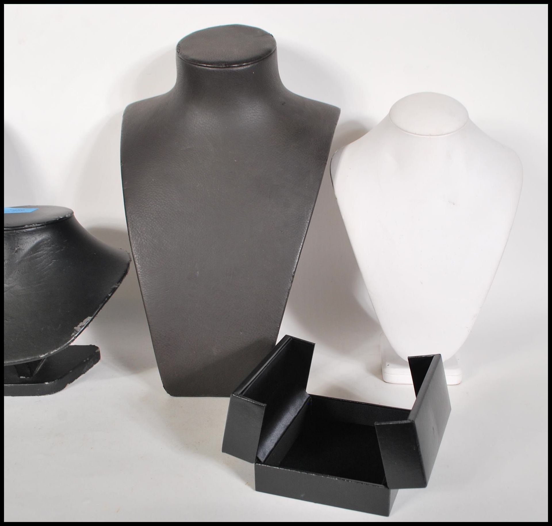 A collection of jewellery necklace counter top display stands upholstered in black and white leather - Bild 4 aus 4