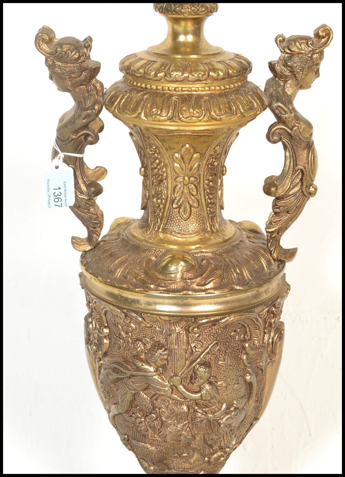 A large 20th Century twin handled gilt metal table lamp of urn shape form having pictorial relief - Bild 2 aus 5