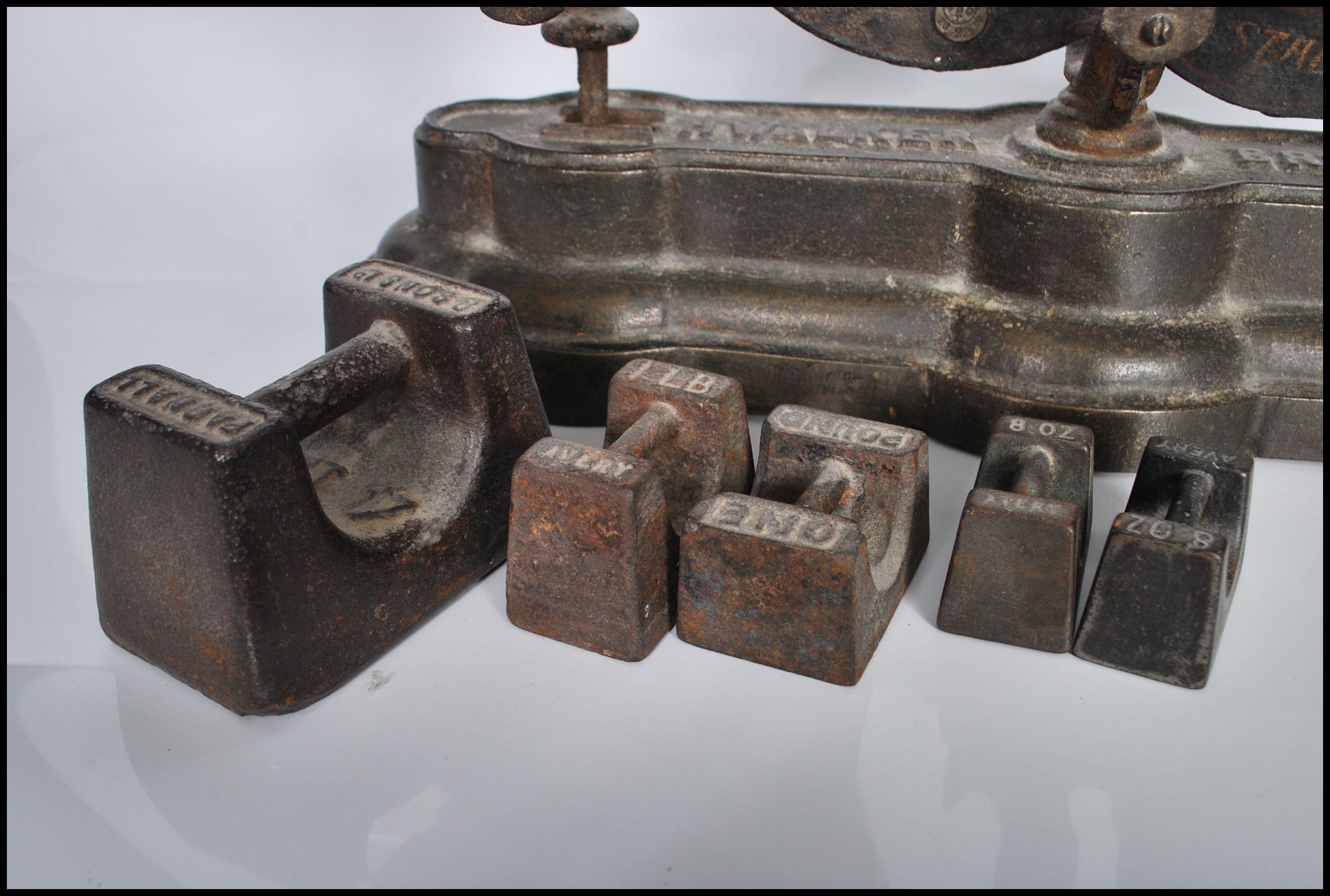 Local interest - A set of 19th / 20th Century cast metal balance grocery / butchers advertising - Bild 3 aus 7