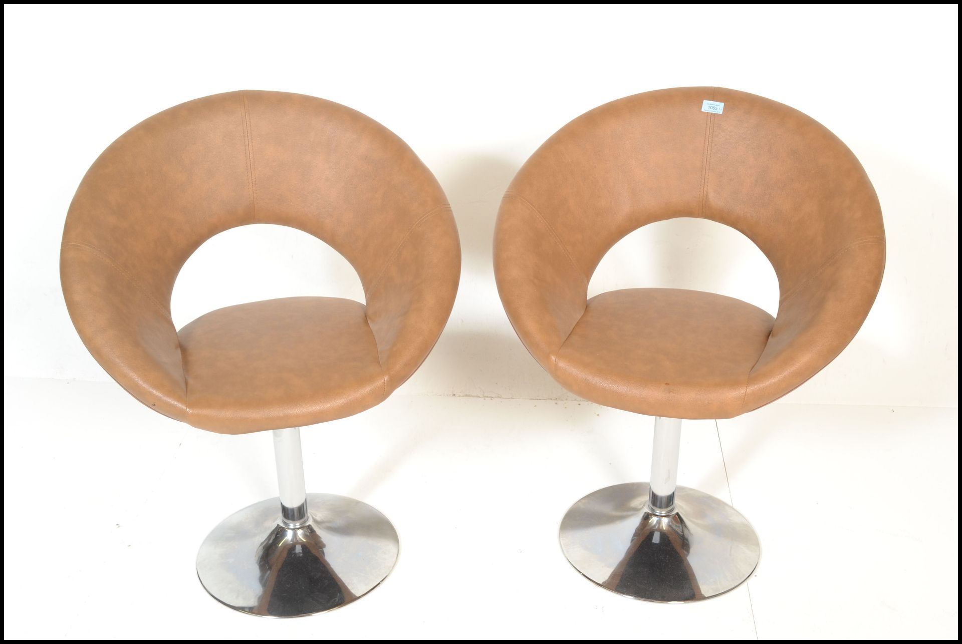 A pair of contemporary modernist satellite style swivel chairs raised on central chromed columns - Bild 2 aus 5