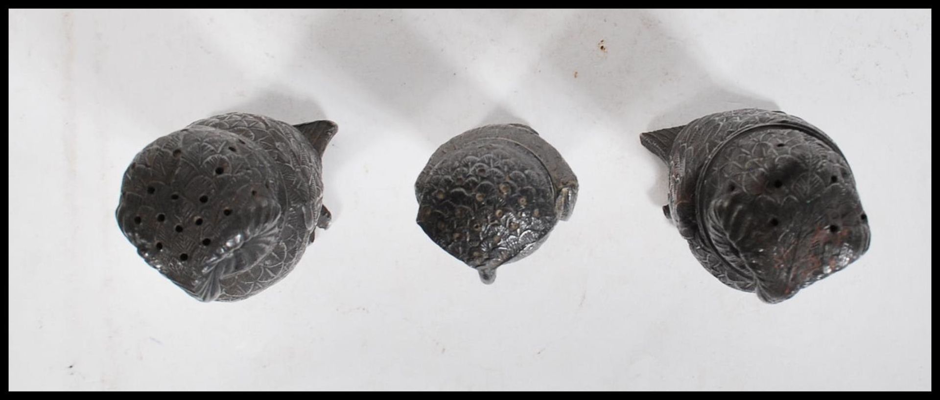 A pair of 19th Century French pewter pepperette condiments in the form of owls, along with another - Bild 3 aus 7