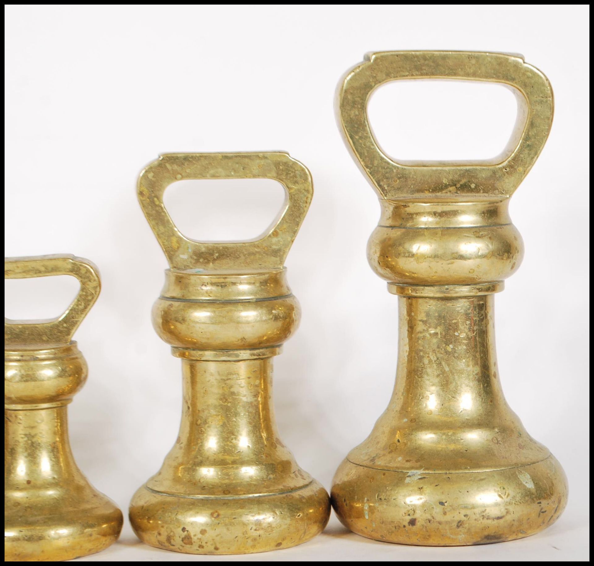 A selection of 20th century graduating brass bell weights having carrying handles atop, with the - Bild 4 aus 7