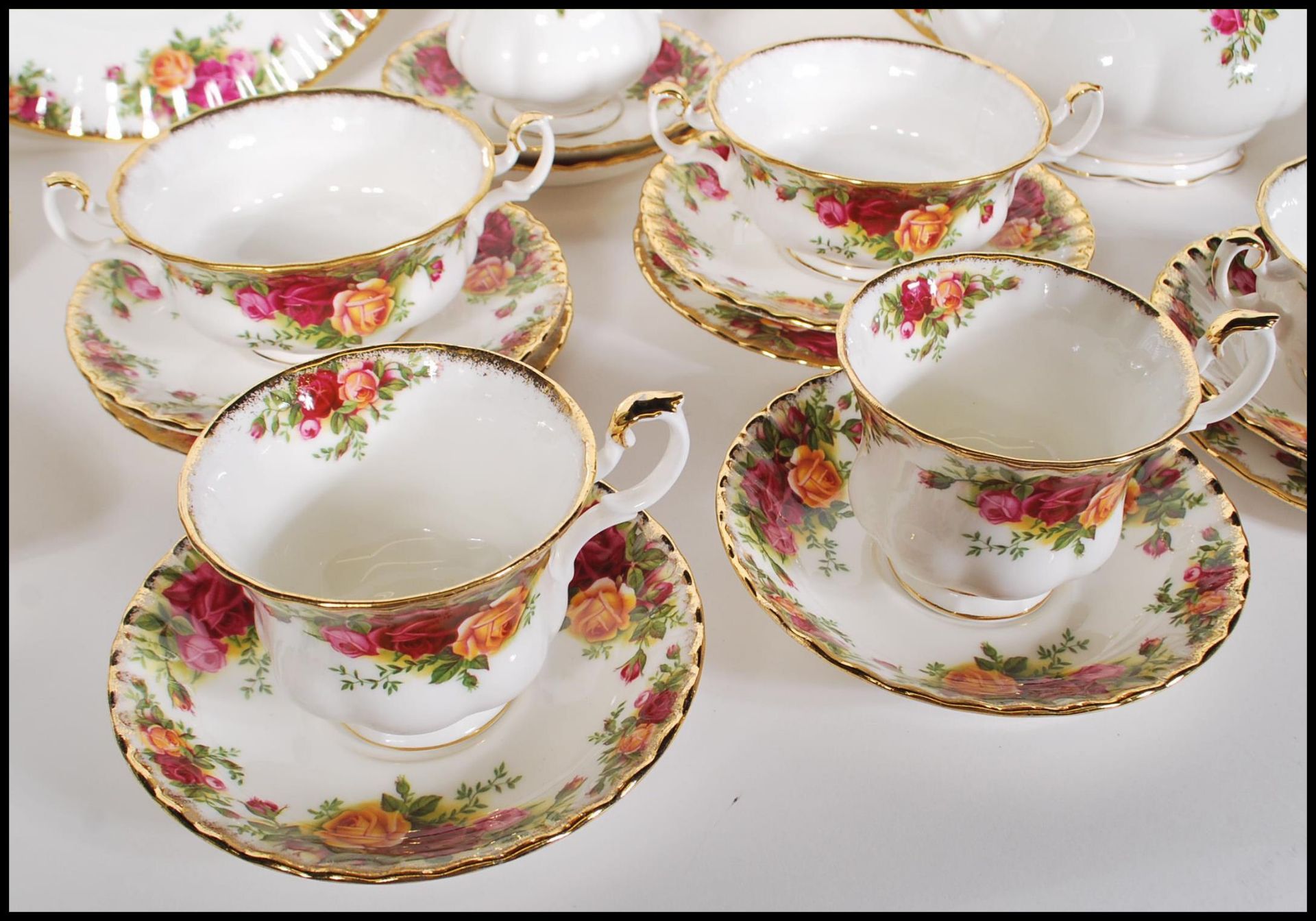 A Royal Albert Old Country Roses part tea set to include creamer jug, sugar bowl, cups, saucers, - Bild 5 aus 10
