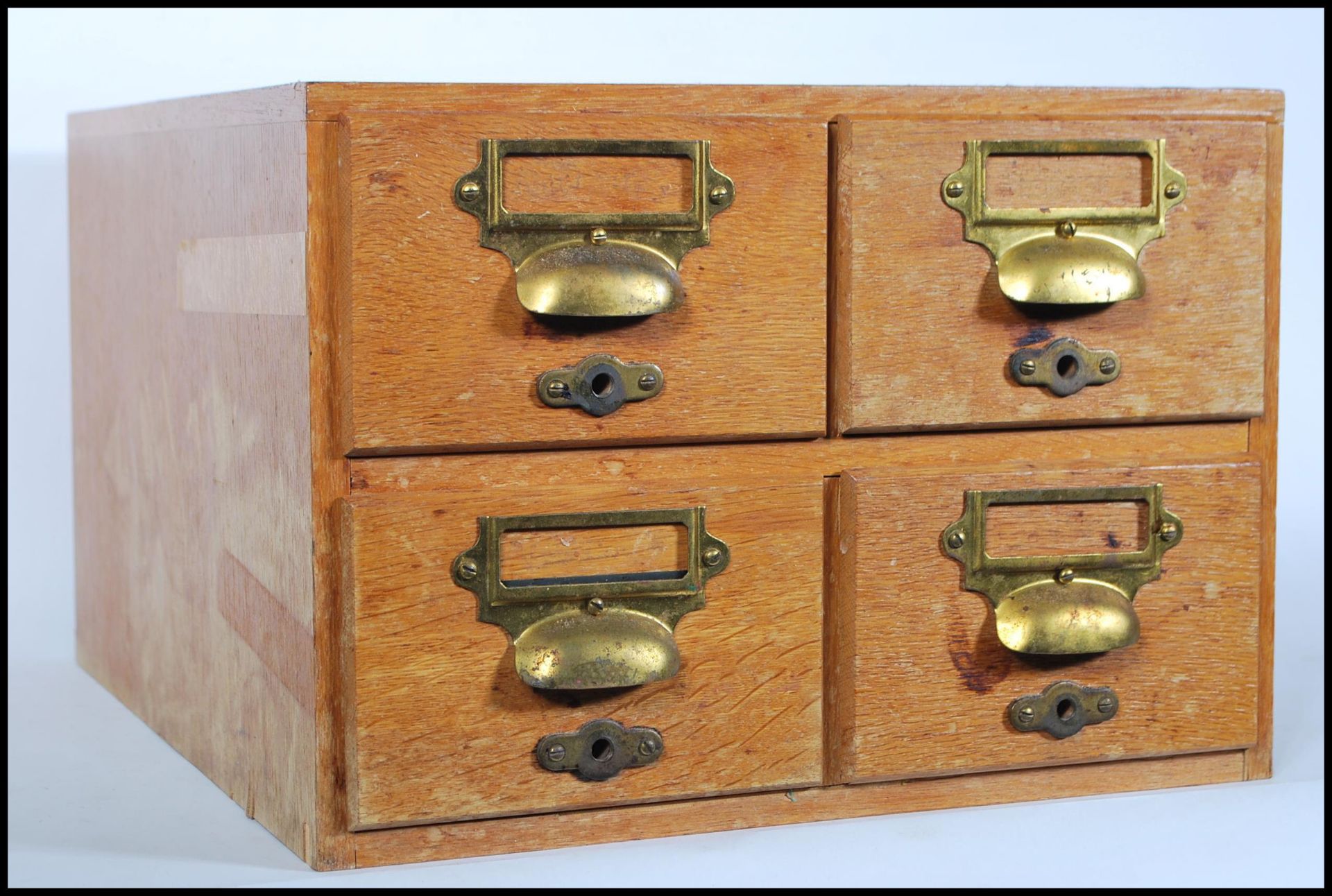 A retro mid 20th Century Industrial wooden 4 drawer table top filing cabinet index. Each drawer - Bild 2 aus 4