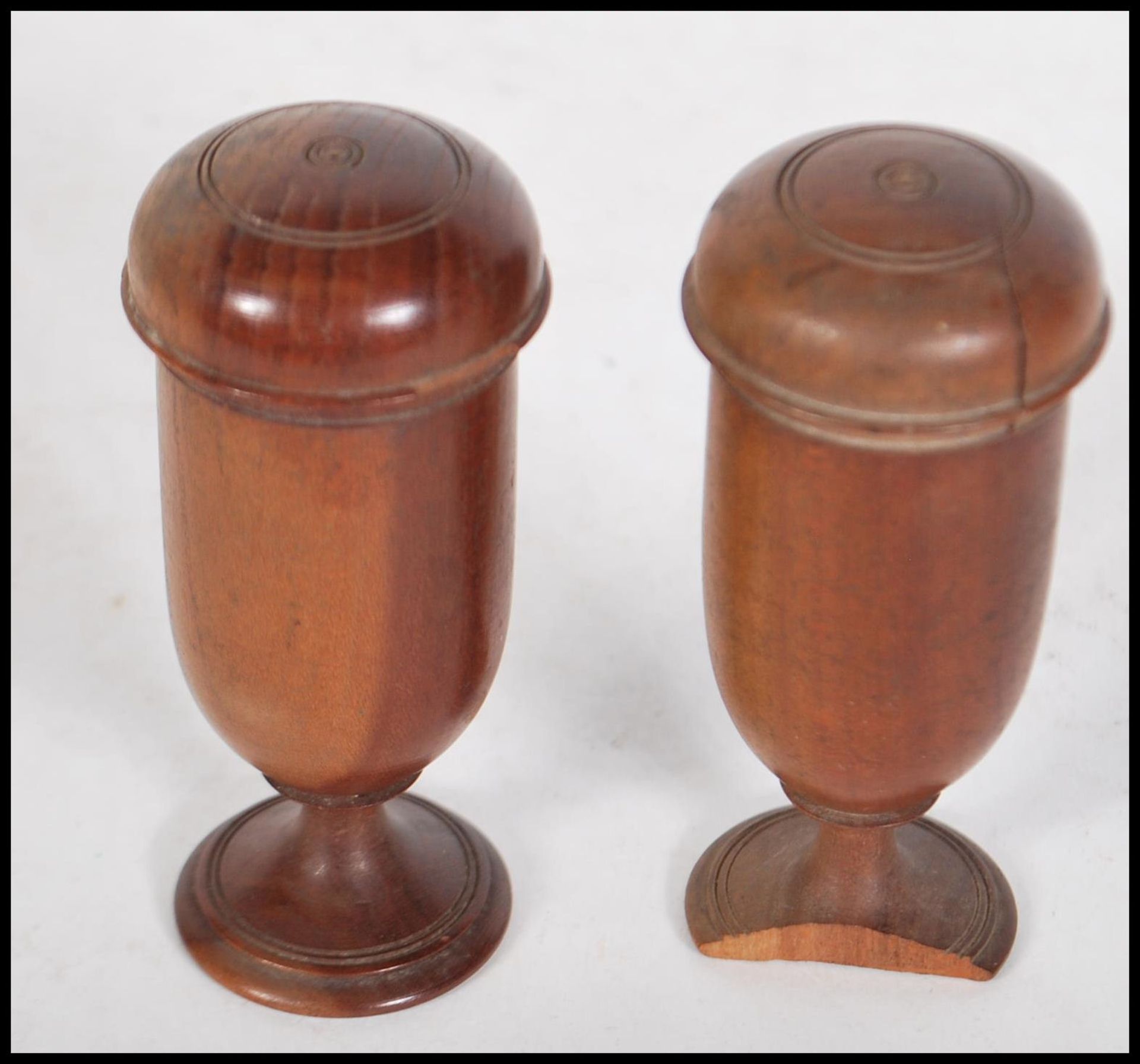 A pair of Georgian turned wooden gambling dice cups / shakers being raised on turned plinth bases - Bild 2 aus 5