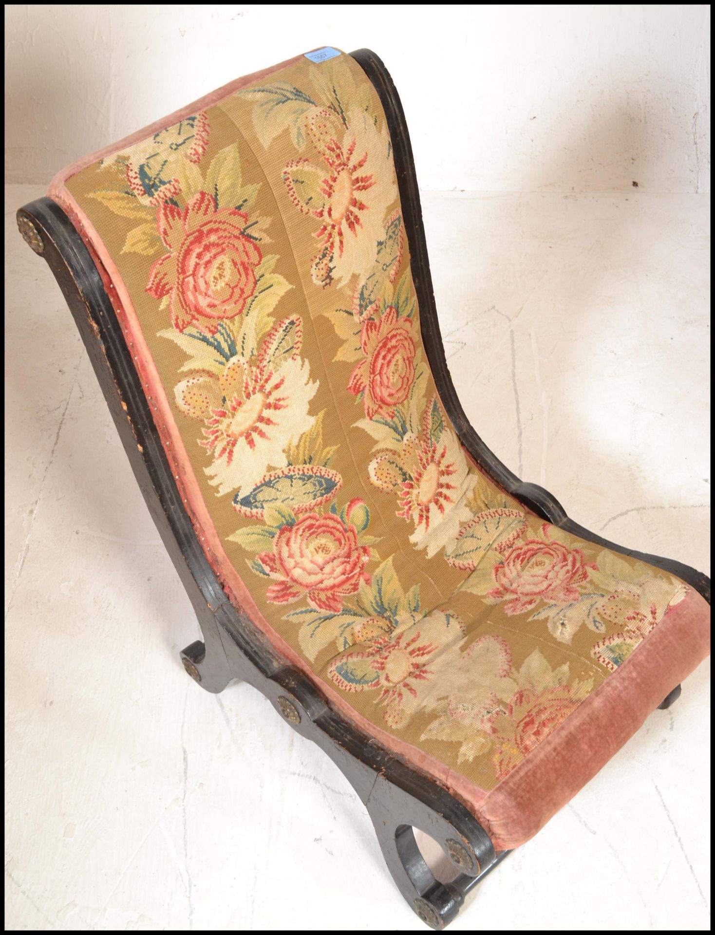A 19th Century ebonised parcel gilt frame nursing slipper chair, button back upholstered seat pad - Bild 3 aus 6