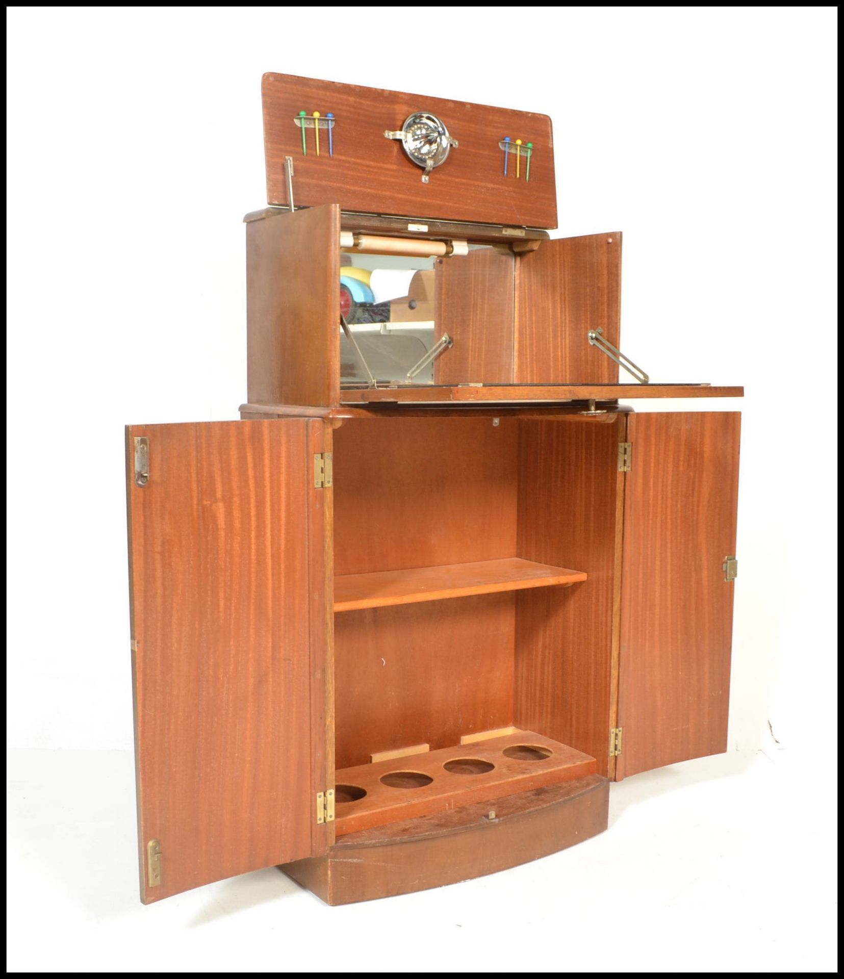 A mid century, post war Art Deco style walnut cocktail / drinks cabinet. Of bow front form raised on - Bild 2 aus 6