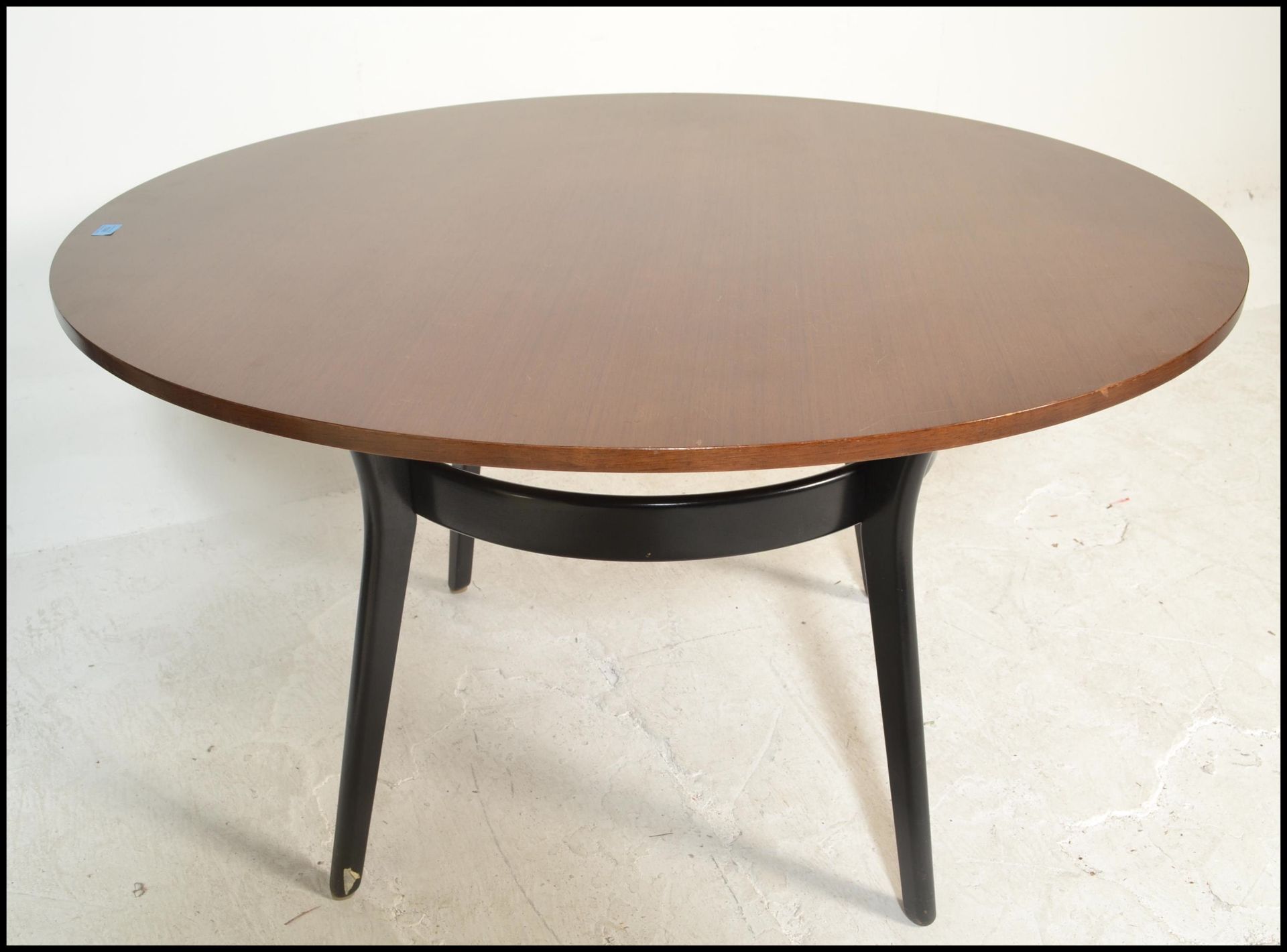 A 20th Century vintage teak wood and ebonised circular dining table  of sputnik / atomic form having - Bild 4 aus 7