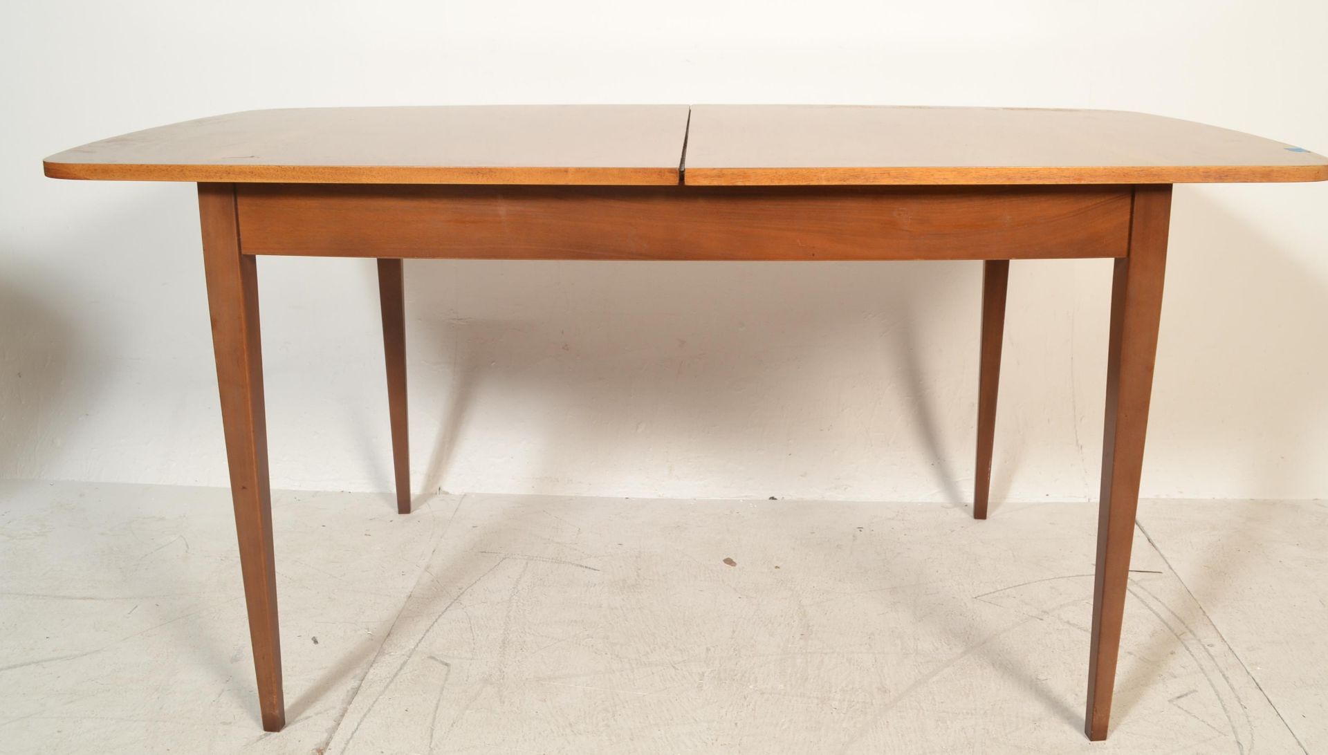 A mid century walnut G-Plan dining room suite comprising an extending rectangular walnut dining - Bild 9 aus 15