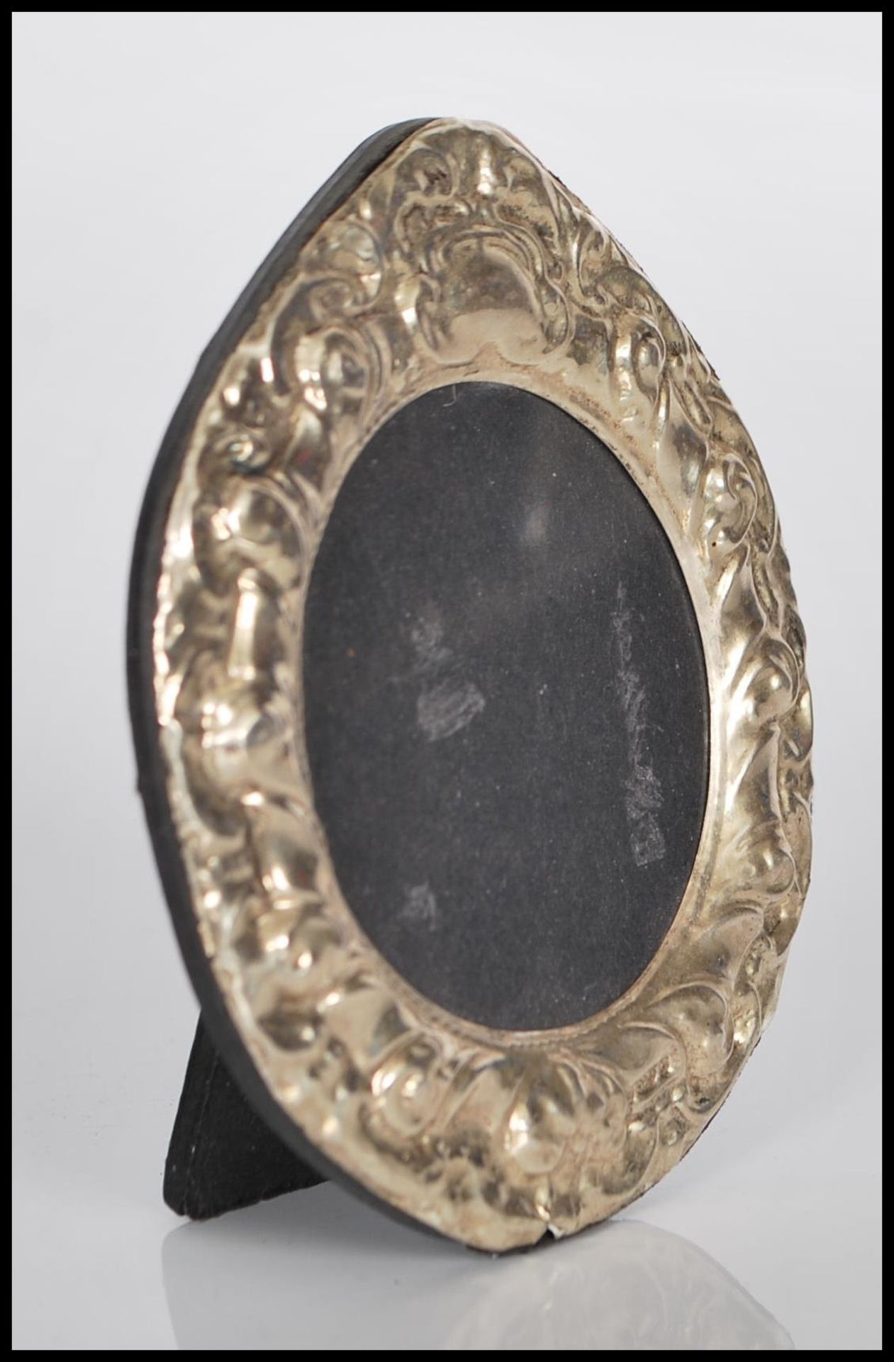 A sterling silver easel back photograph picture frame of circular form having rococo style relief - Image 3 of 11