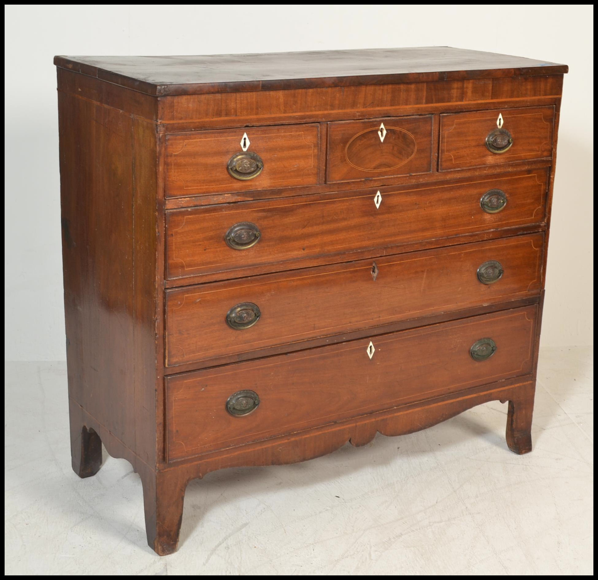A Georgian early 19th century mahogany chest of drawers having 3 short drawers over graduating - Image 3 of 5