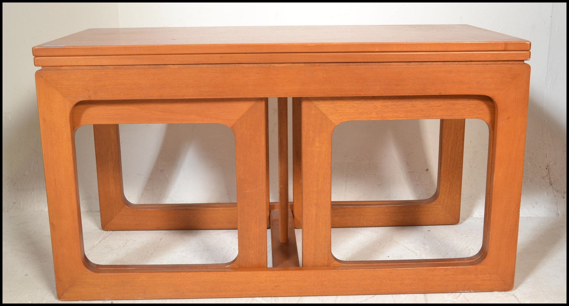 A retro 20th Century Danish inspired teak wood coffee table \ nest, flip over extending table top - Bild 3 aus 7