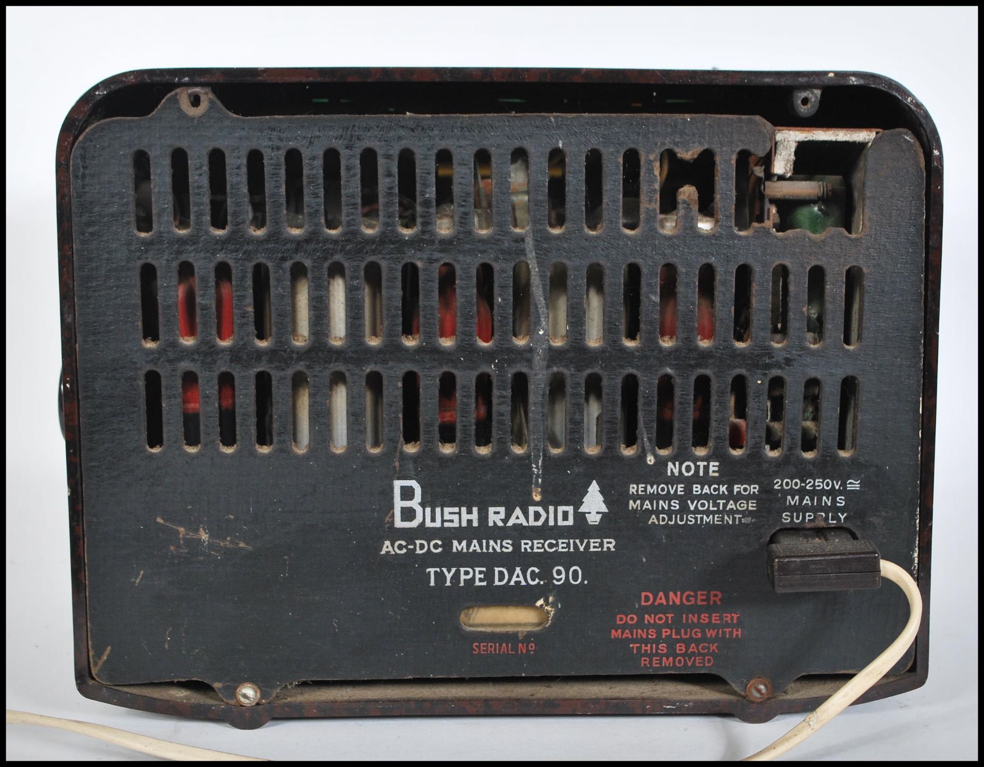A vintage 1940's bakelite Bush radio type DAC. 90. having central round speaker with tuning and - Bild 4 aus 4