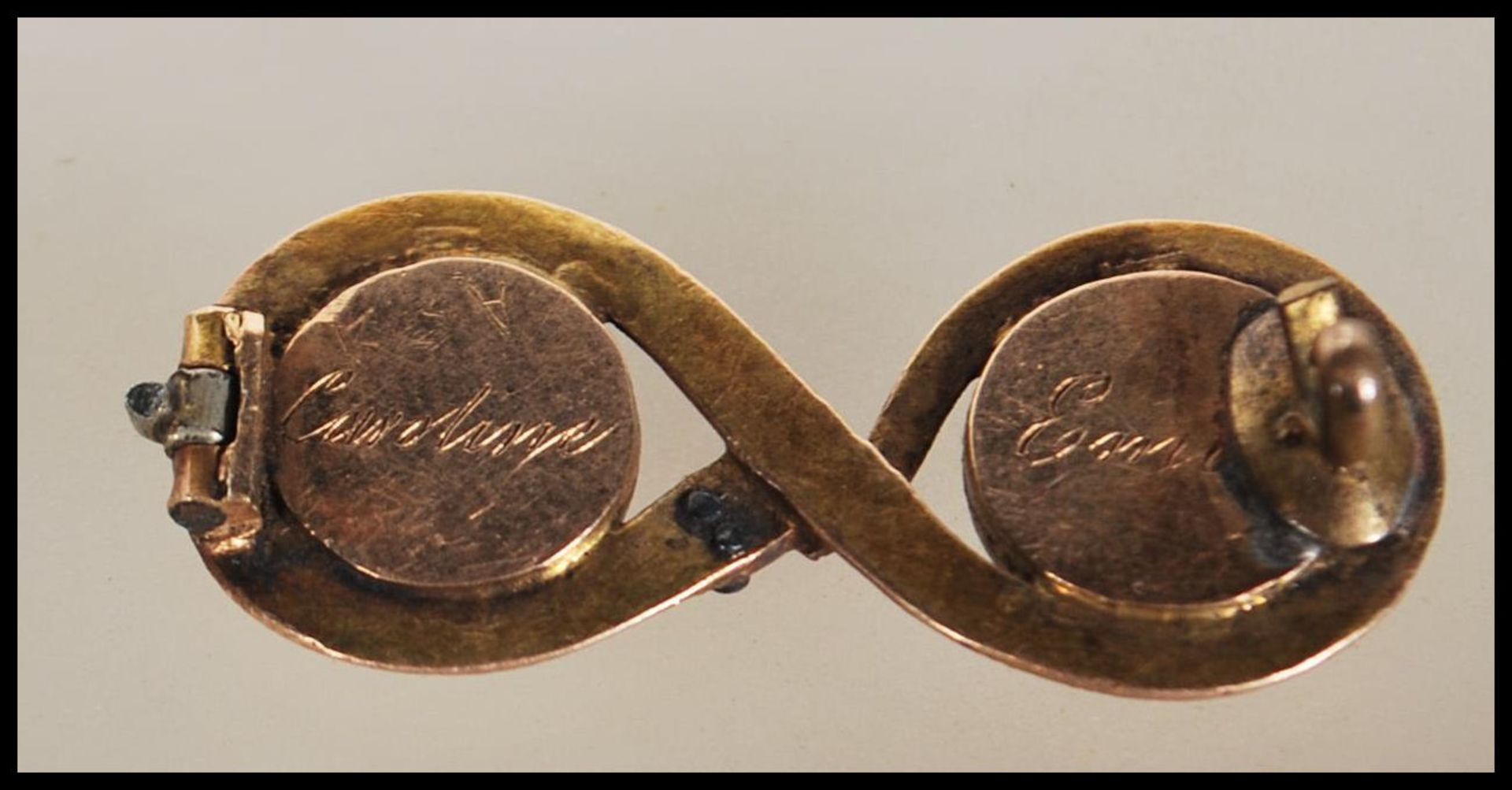 A 14ct gold textured snake mourning brooch with inset plaited hair under two glass windows, - Bild 5 aus 5