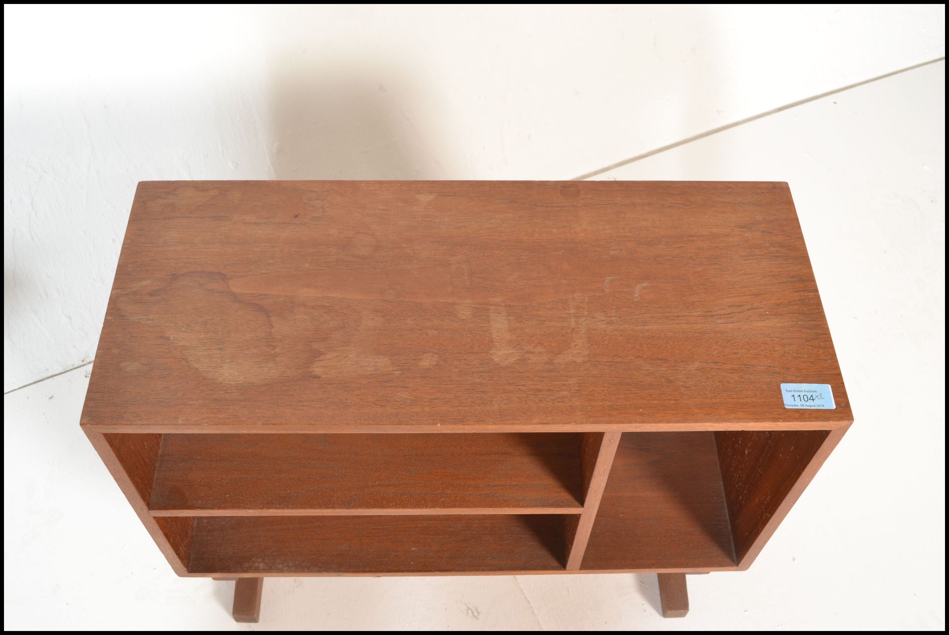 A mid 20th Century retro teak wood open book case raised on splayed legs having compartmentalised - Bild 5 aus 6