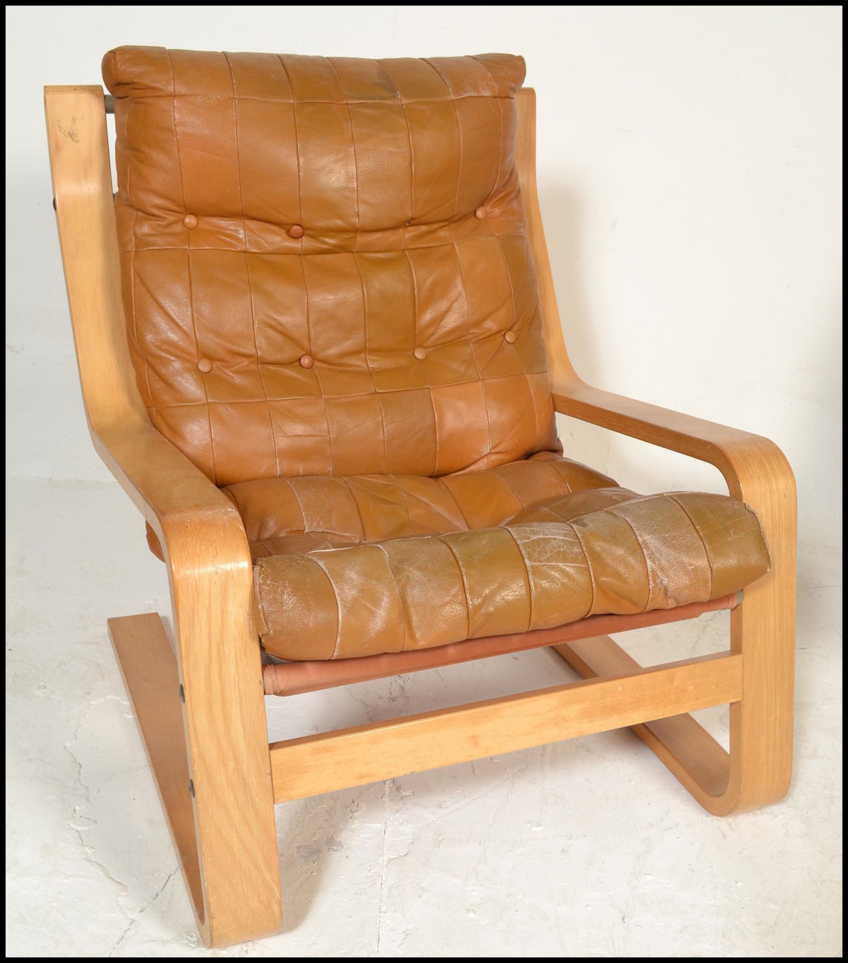 A mid century Danish oxblood leather swivel armchair being raised on a five point chrome base - Bild 2 aus 5